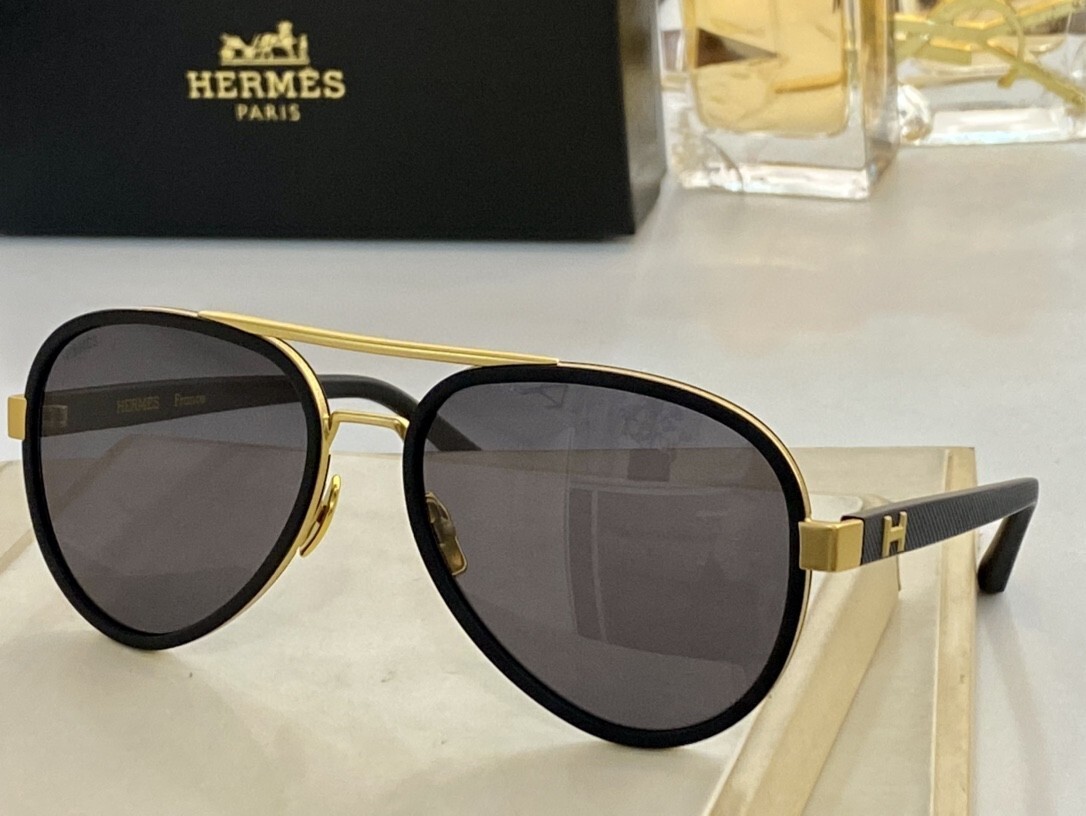 Hermès Luxury Gold & Black Aviator Sunglasses with Gradient Lenses