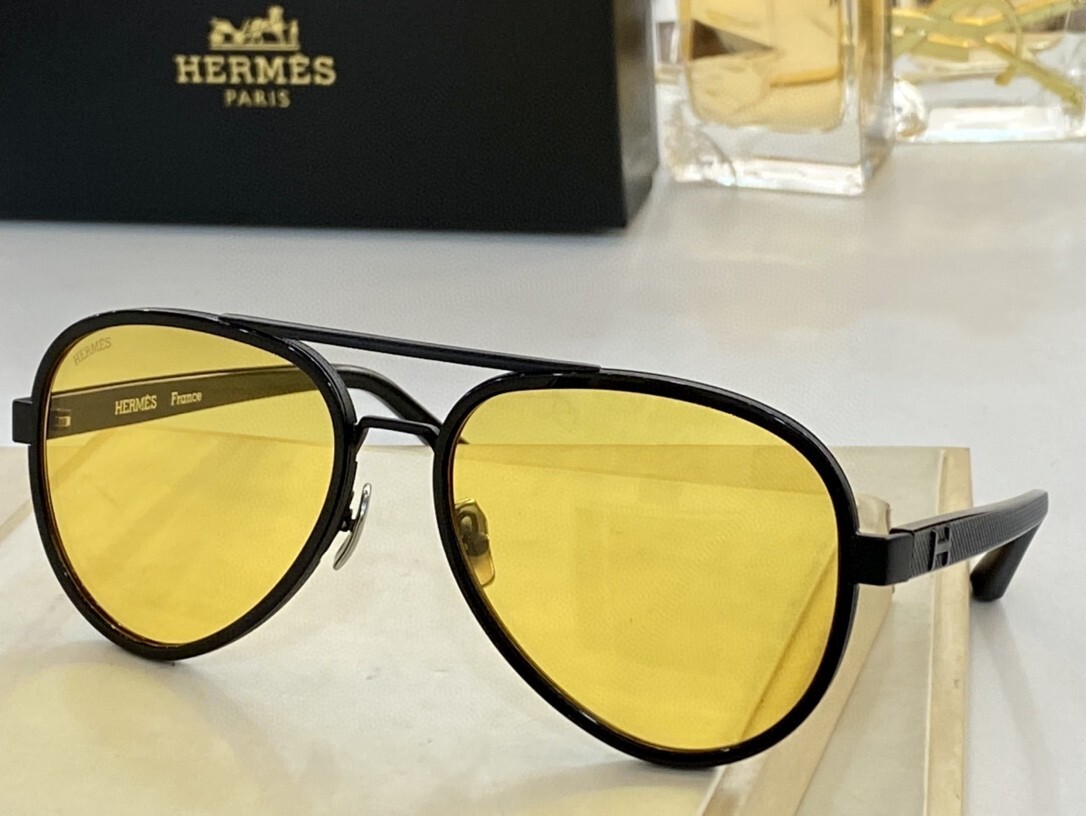 Hermès Luxury Gold & Black Aviator Sunglasses with Gradient Lenses