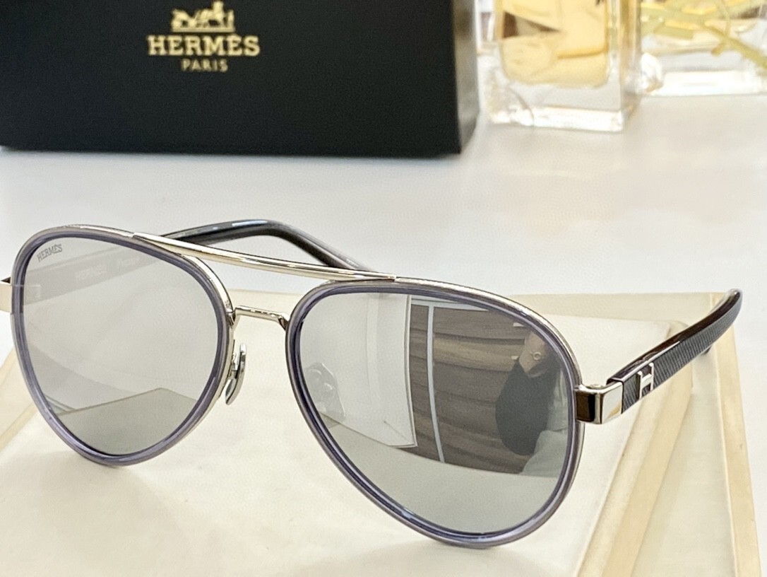 Hermès Luxury Gold & Black Aviator Sunglasses with Gradient Lenses