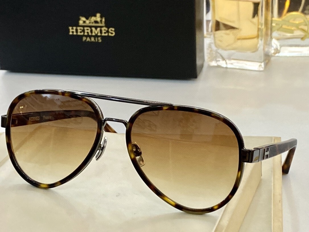 Hermès Luxury Gold & Black Aviator Sunglasses with Gradient Lenses