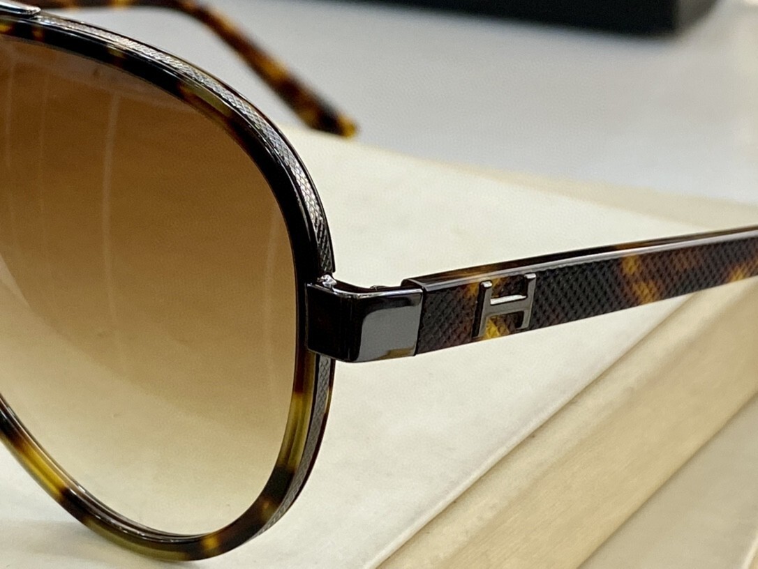 Hermès Luxury Gold & Black Aviator Sunglasses with Gradient Lenses
