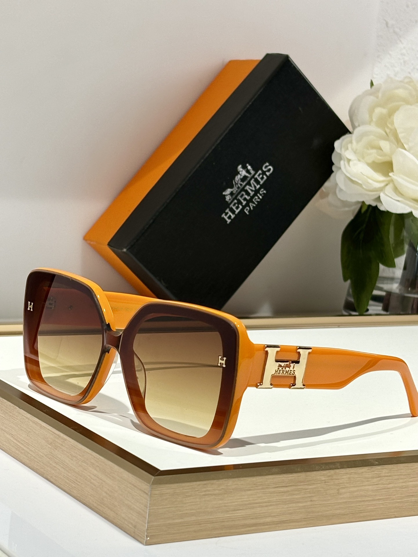 Luxury Oversized Square Sunglasses – Vibrant Orange Frame