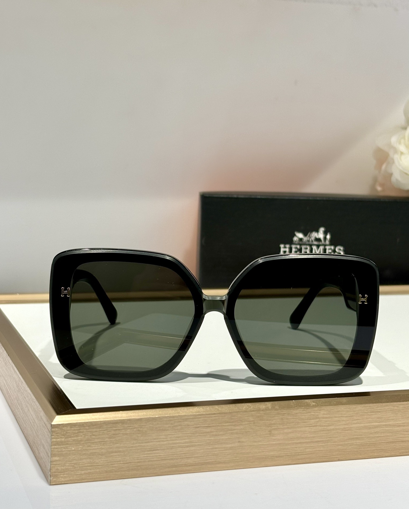 Luxury Oversized Square Sunglasses for Women – Chic Retro Fashion