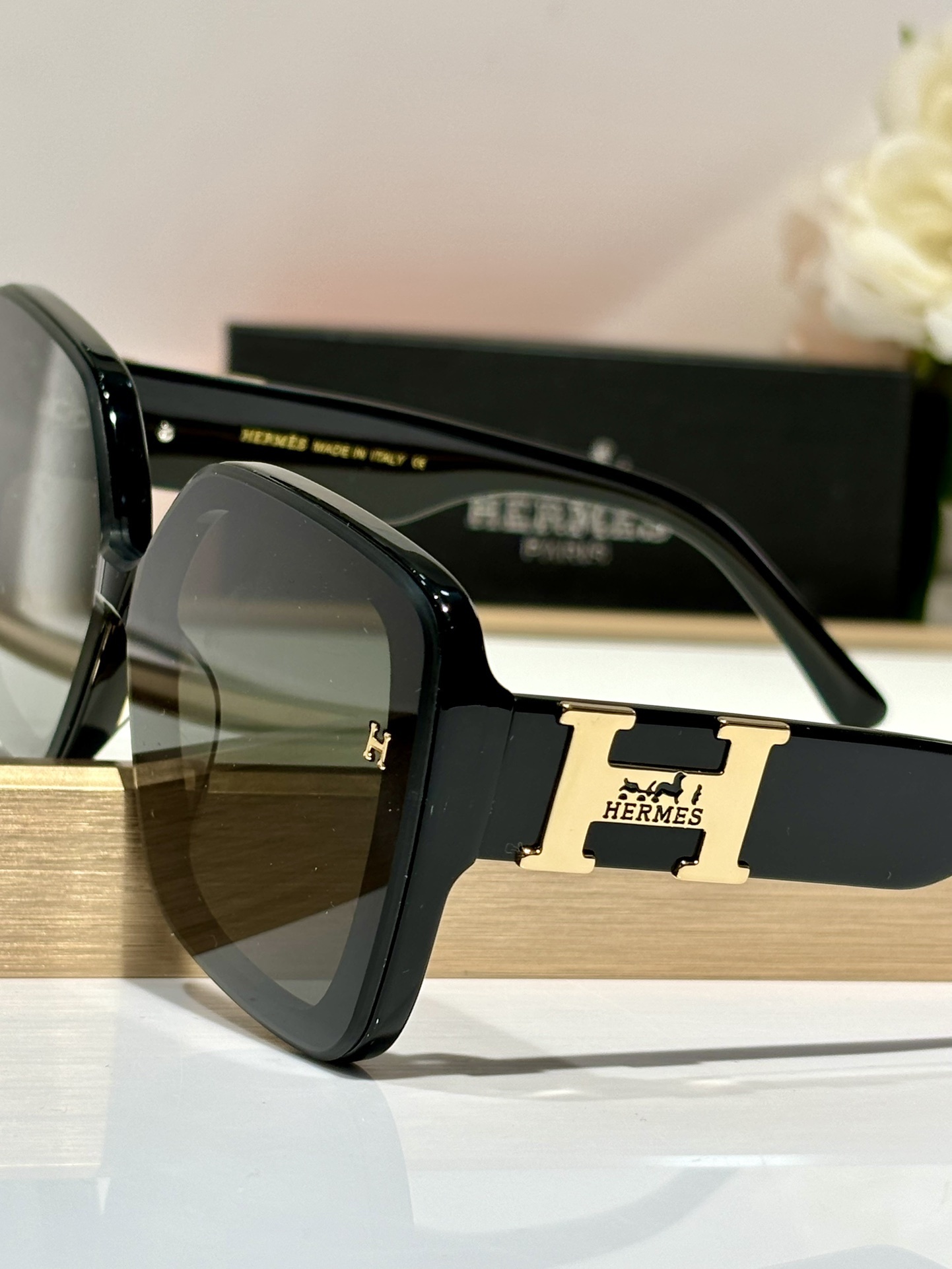 Luxury Oversized Square Sunglasses for Women – Chic Retro Fashion