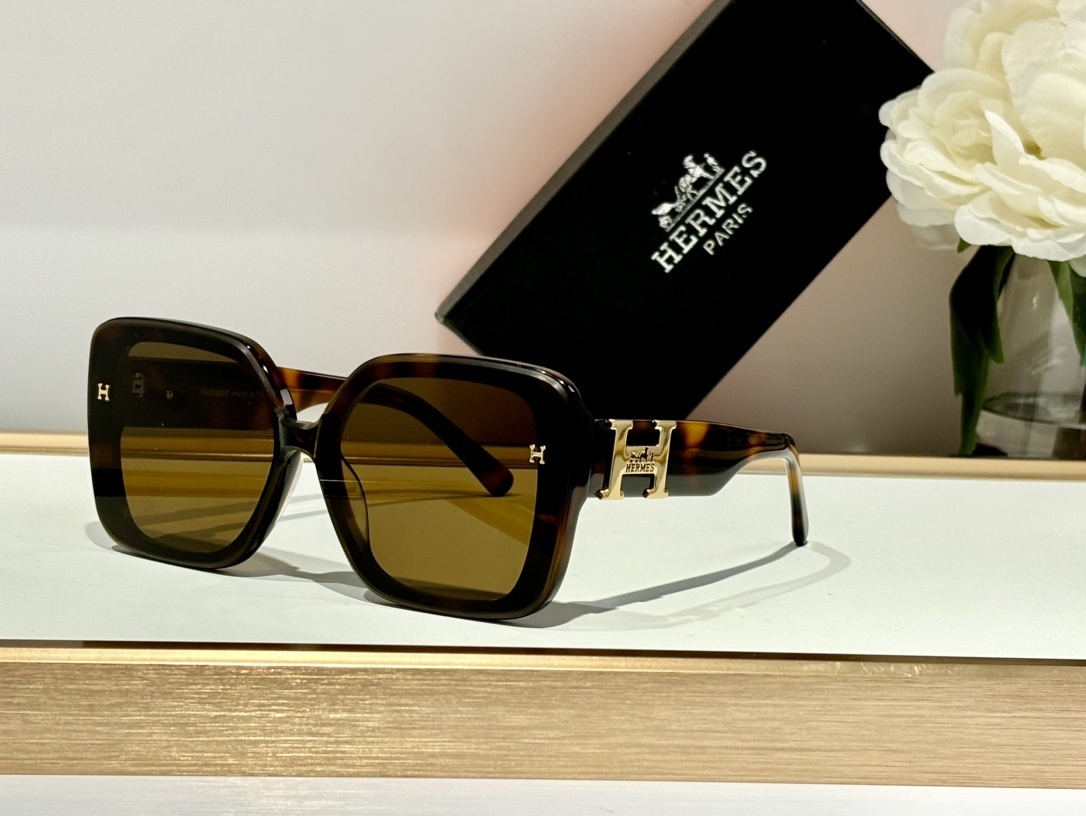 Hermès Tortoise Square Sunglasses – Gold H Logo