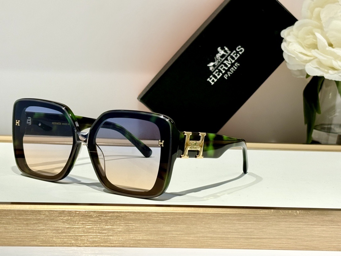 Hermès Luxury Oversized Tortoiseshell Sunglasses with Gold H Logo