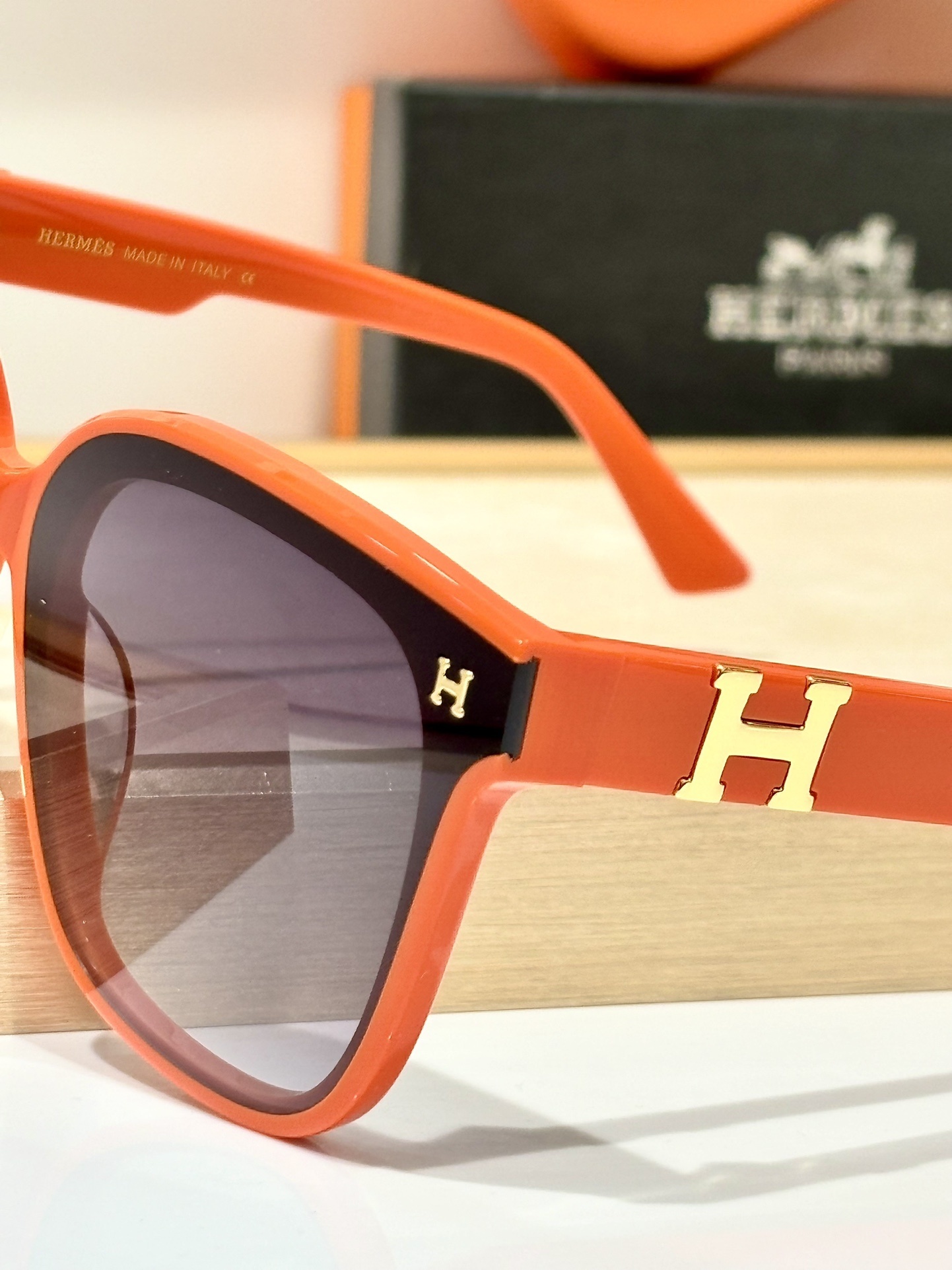 Trendy Oversized Orange Frame Sunglasses for Women – Chic Eyewear