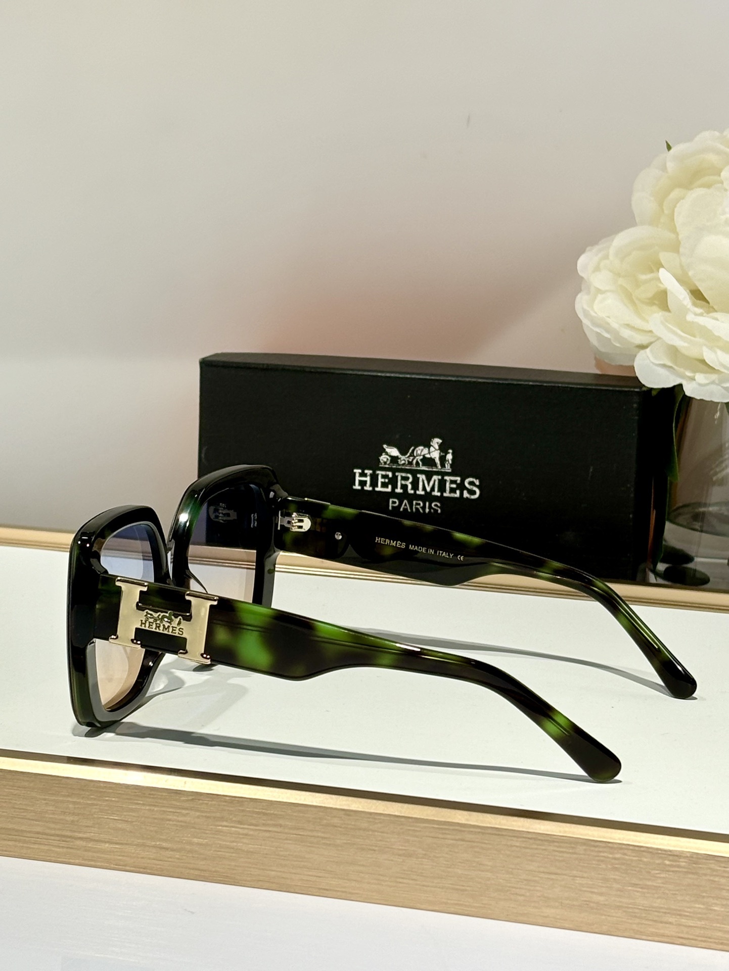 Women’s Luxury Oversized Square Sunglasses with Gradient Lens