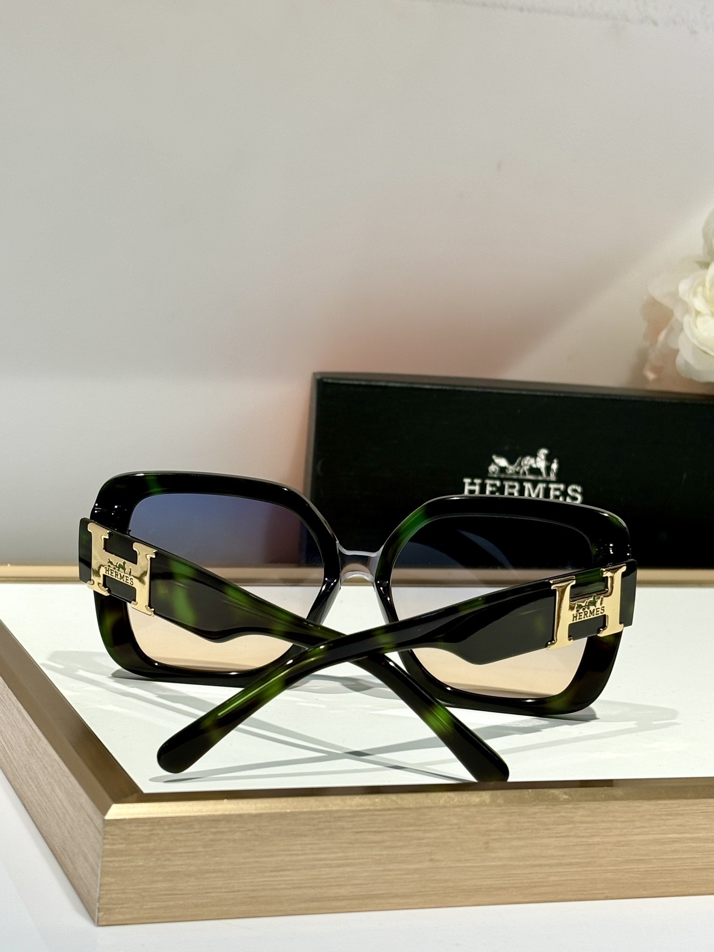 Women’s Luxury Oversized Square Sunglasses with Gradient Lens