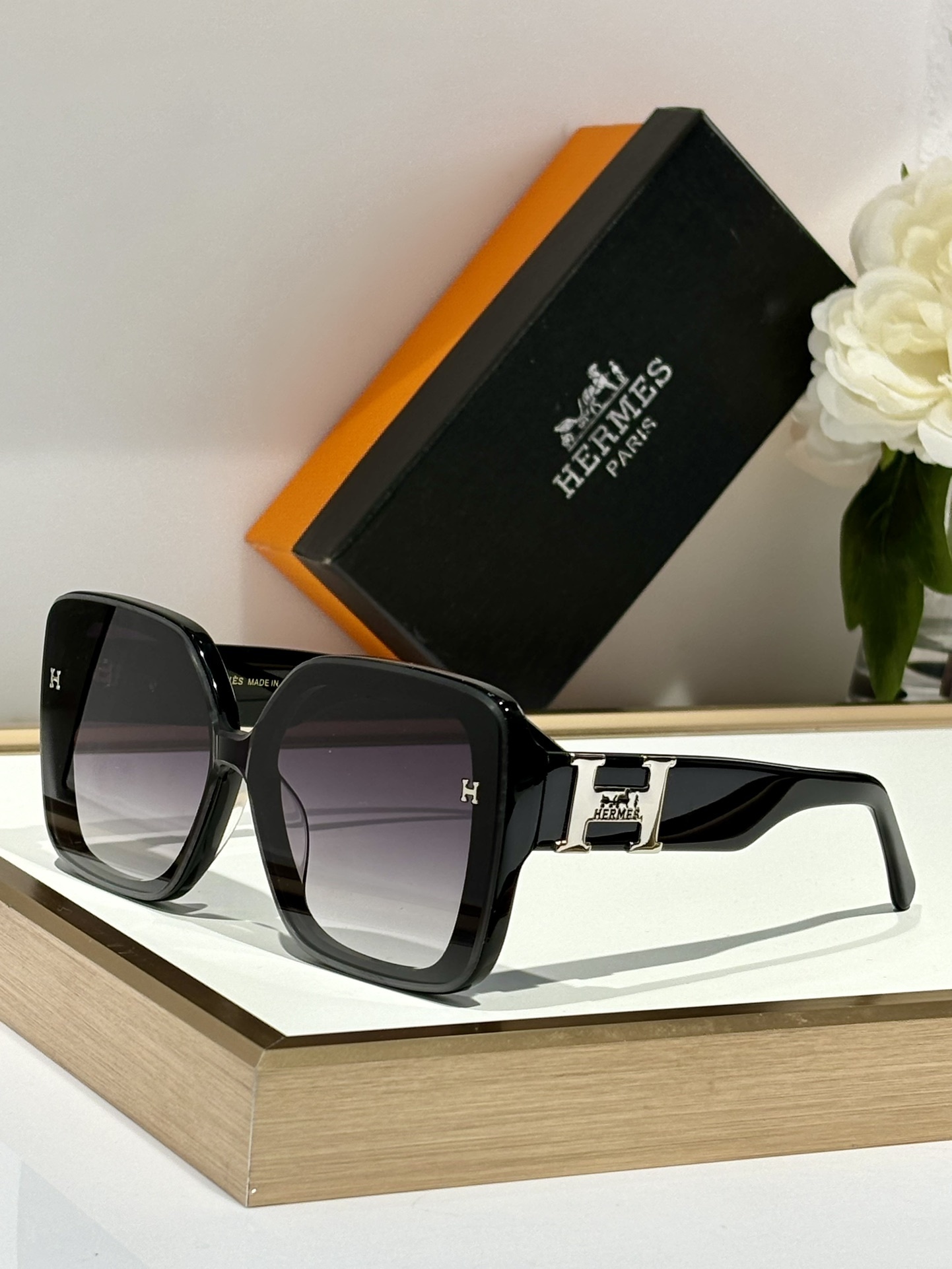Hermes Women’s Oversized Square Sunglasses – Black with Gradient Lens