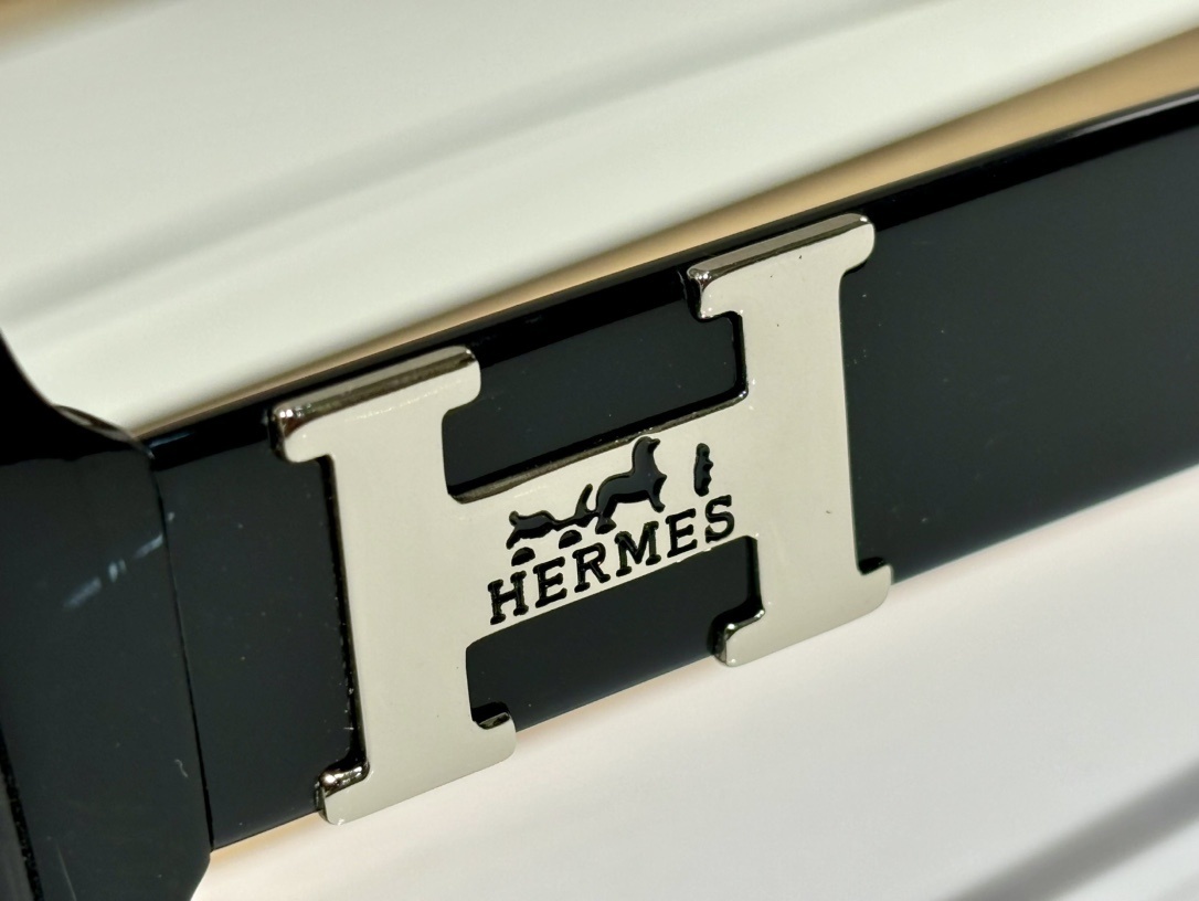 Hermes Women’s Oversized Square Sunglasses – Black with Gradient Lens