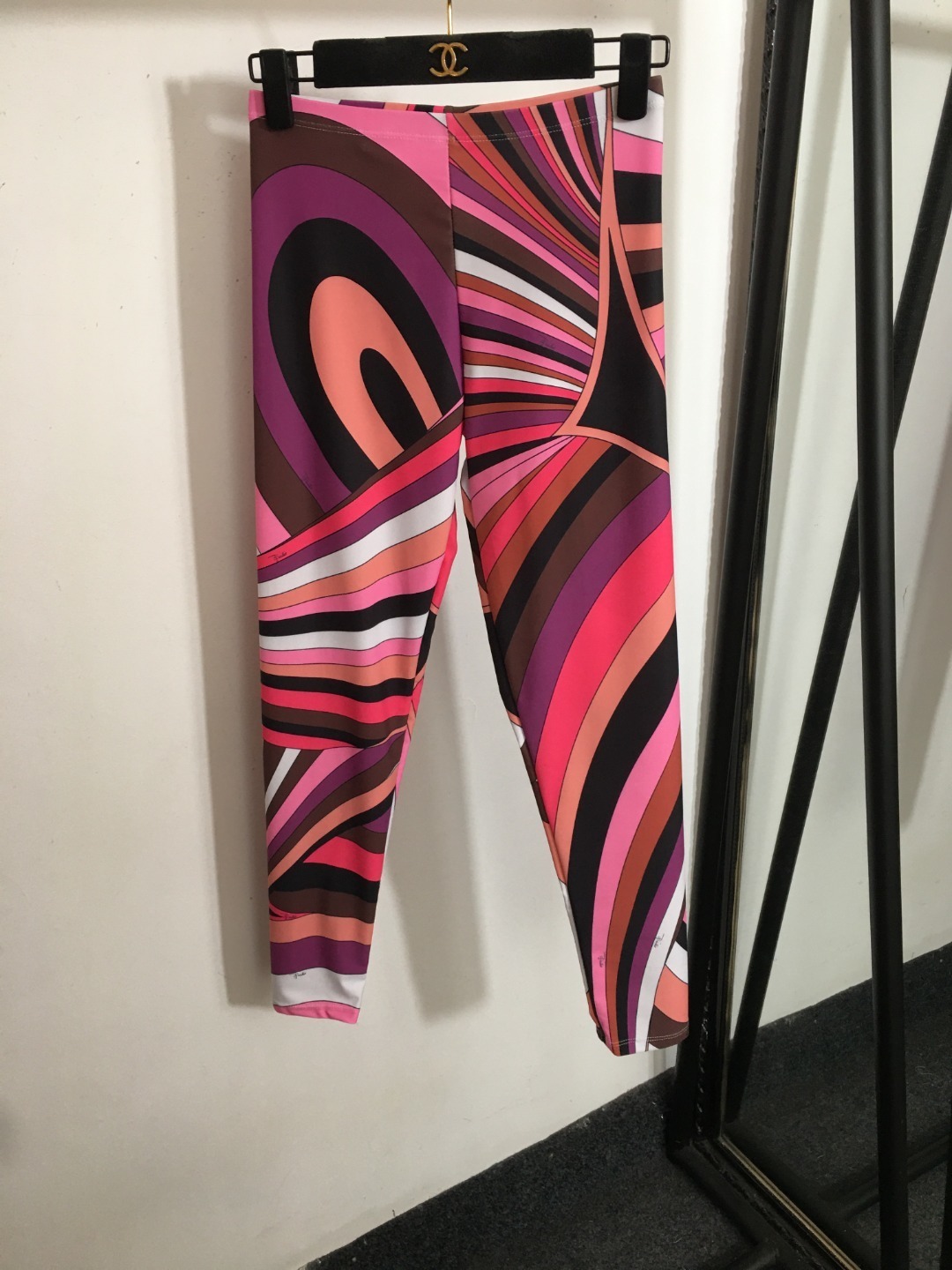 Pucci Abstract Print Activewear Set – Pink Sports Bra & Leggings
