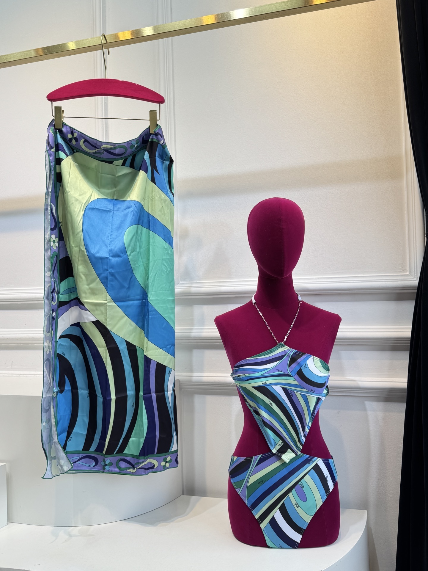 Emilio Pucci Blue Scarf Set – Emilio Pucci Blue Patterned Scarf Set