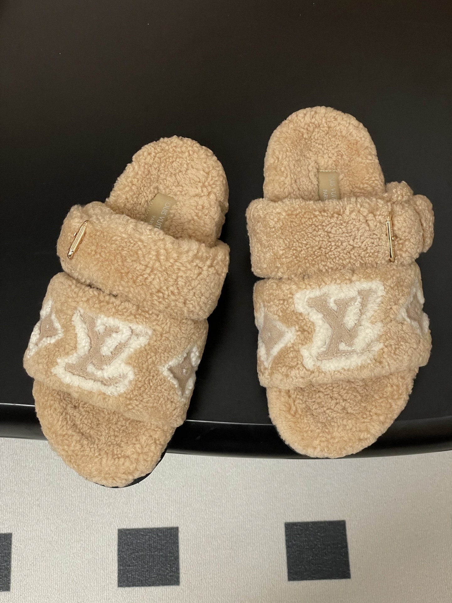 Louis Vuitton Paseo Comfort Shearling Flat Sandals - Beige