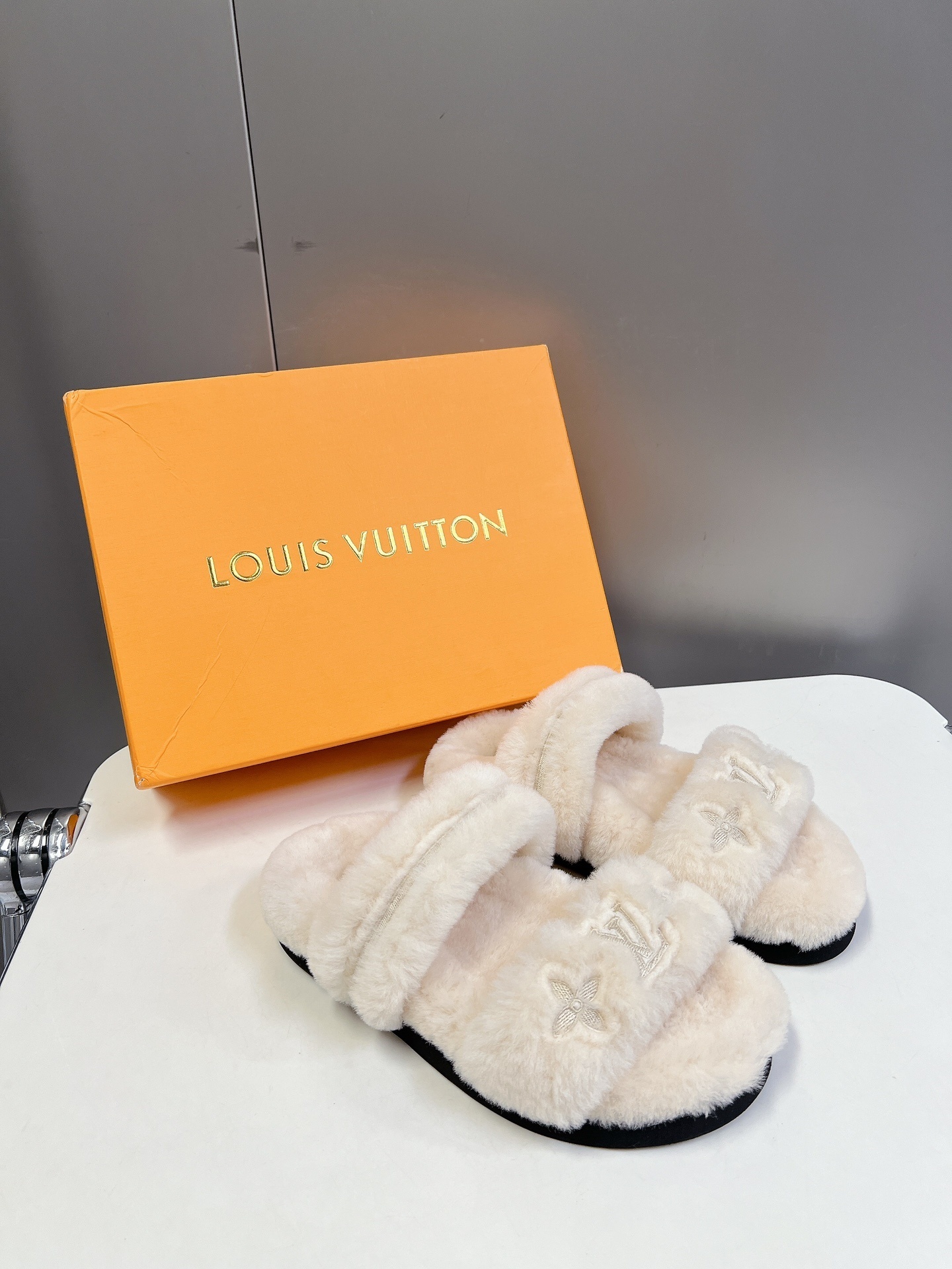 Louis Vuitton Paseo Flat Comfort Sandal Shearling White Monogram