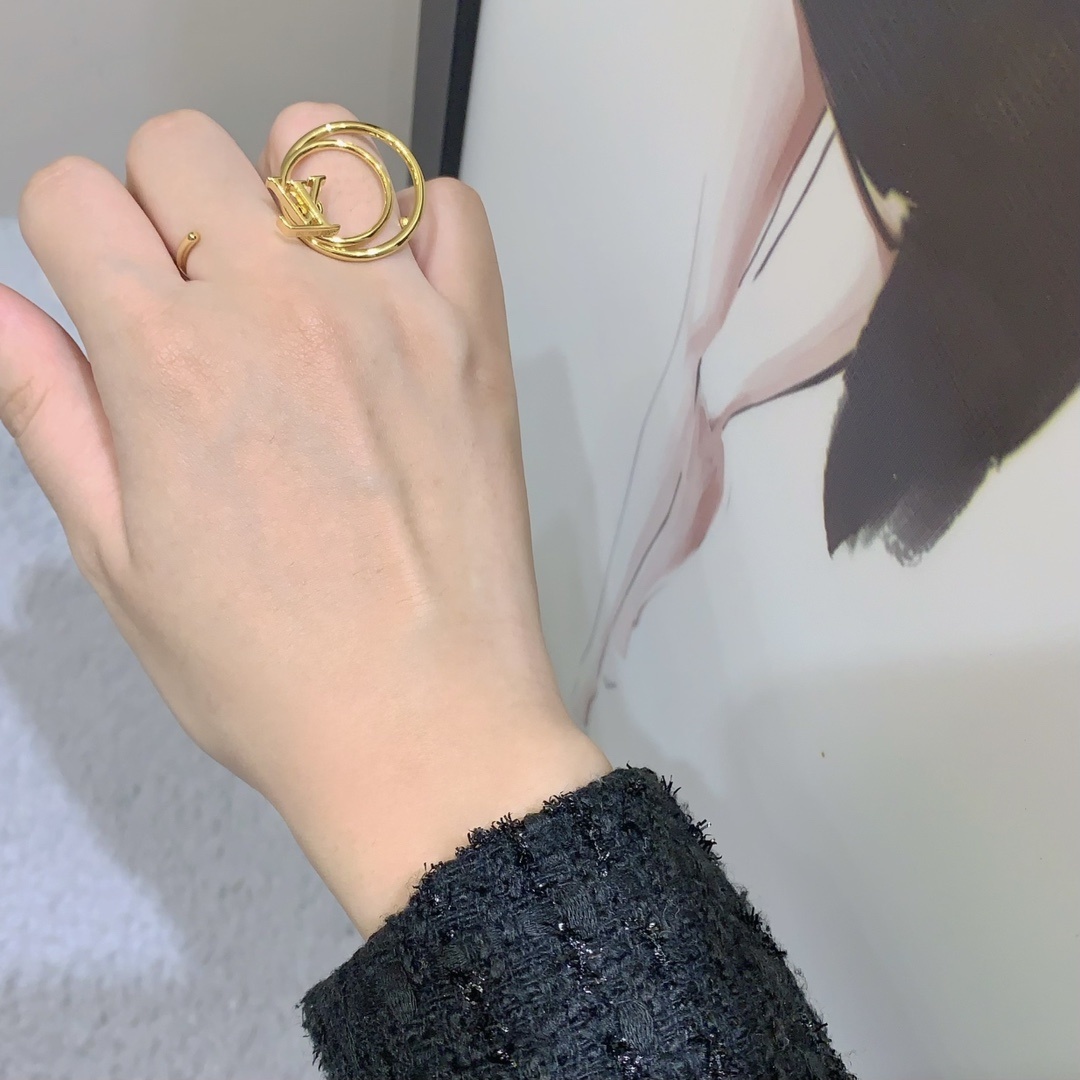Louis Vuitton Gold Twist Ring – Signature LV Logo