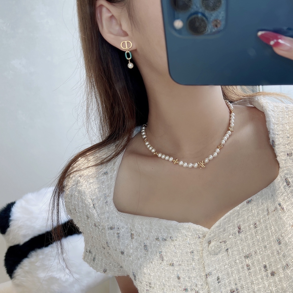 LV Pearl Necklace Gold Flower Accent – Designer Elegance