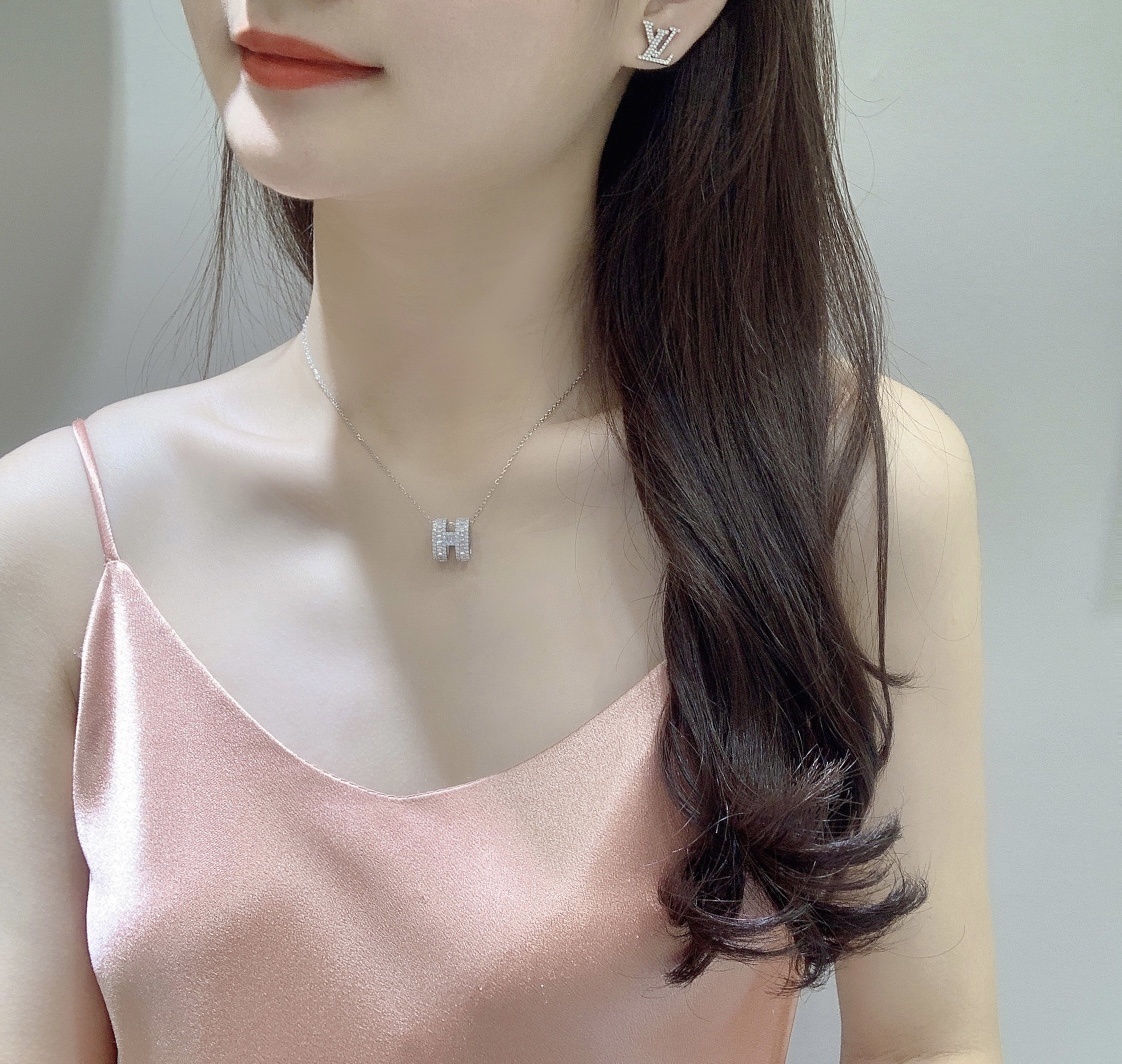 LV Silver H Pendant Necklace – Designer Chic