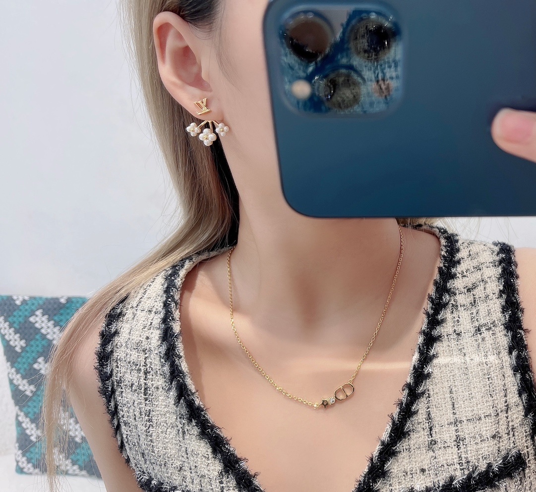 LV Gold Pearl Cluster Earrings – Louis Vuitton Blossom Studs