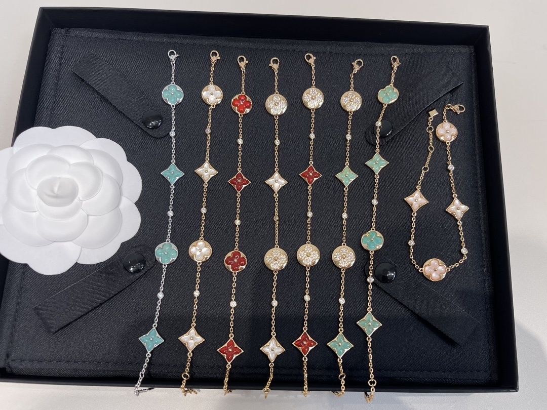 Premium Clover Charm Bracelet – Exquisite Design