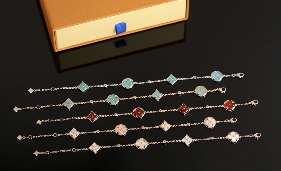 Premium Clover Bracelet – Elegant & Timeless Design