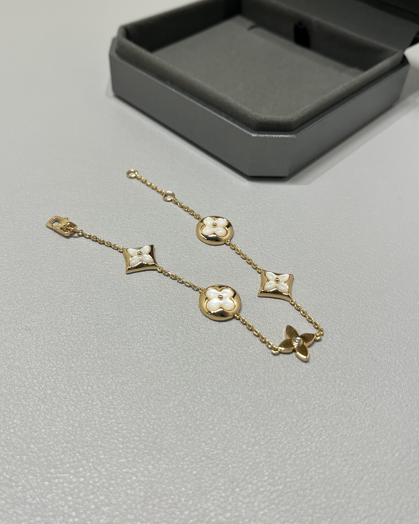 Elegant Clover Charm Bracelet – Premium Quality