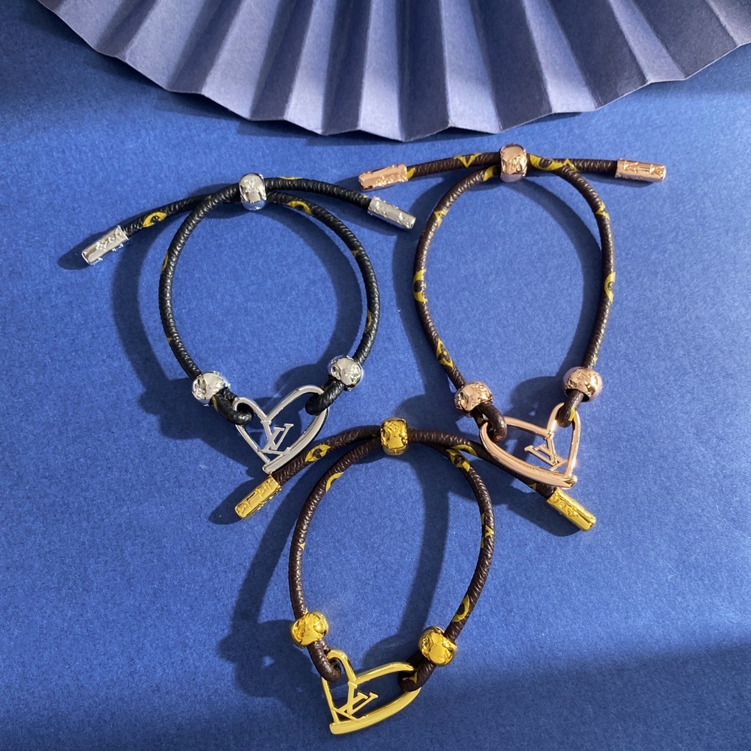 Premium LV Heart Charm Bracelet – Luxurious Style