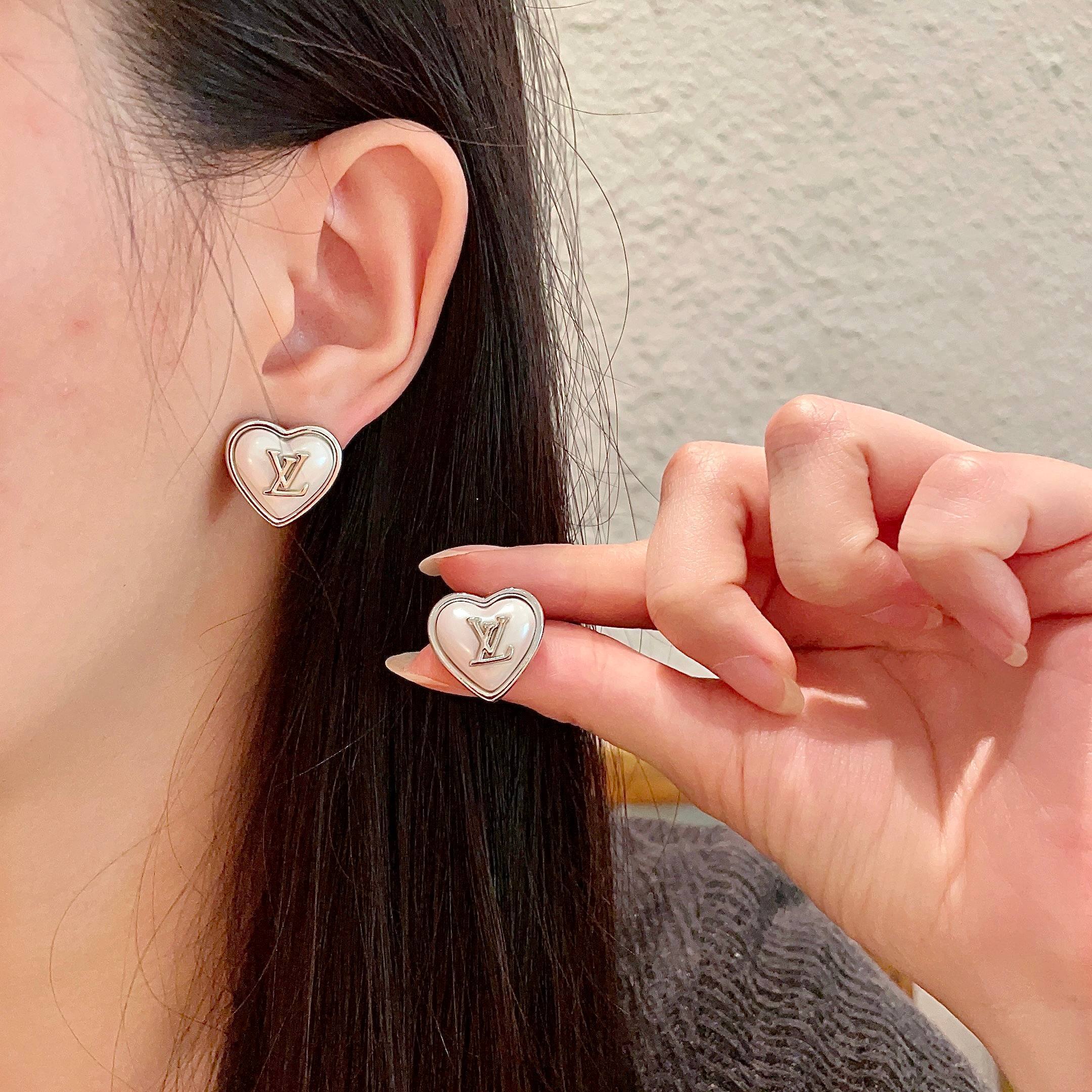 Louis Vuitton Silver Heart Pearl Earrings – Designer Studs