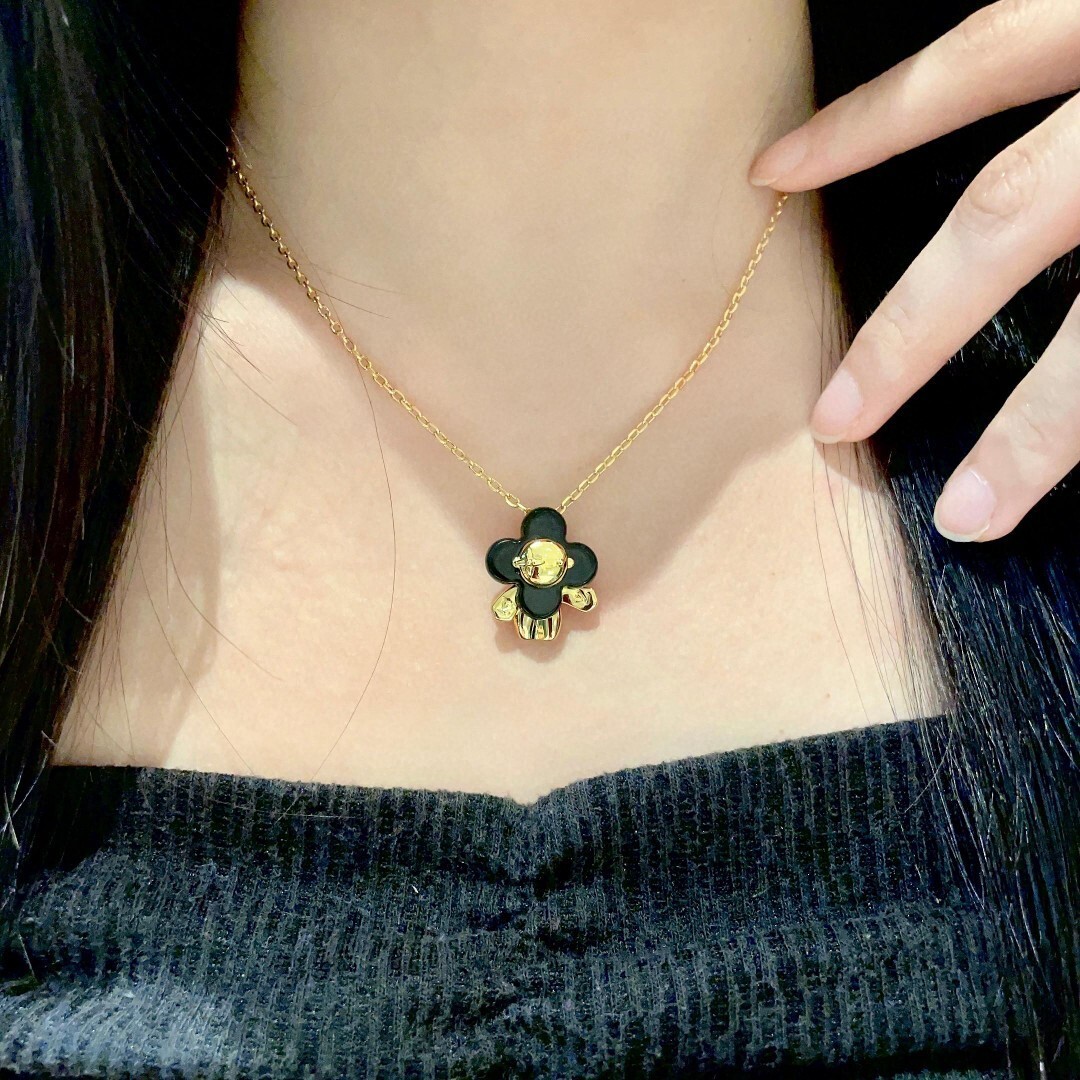 Black Flower Gold Chain Necklace – Chic Pendant