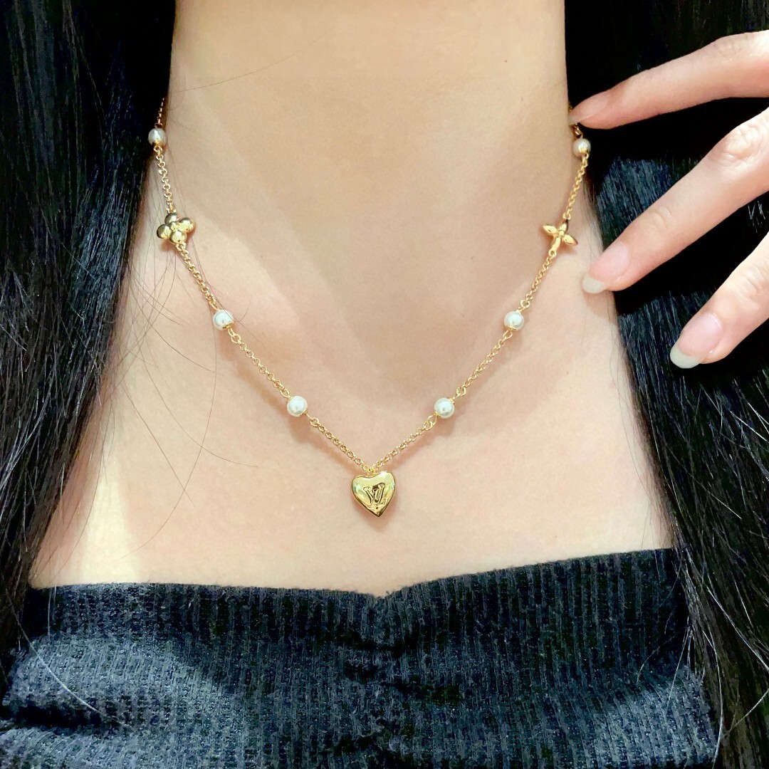 LV Gold Heart Pearl Necklace – Delicate Charm