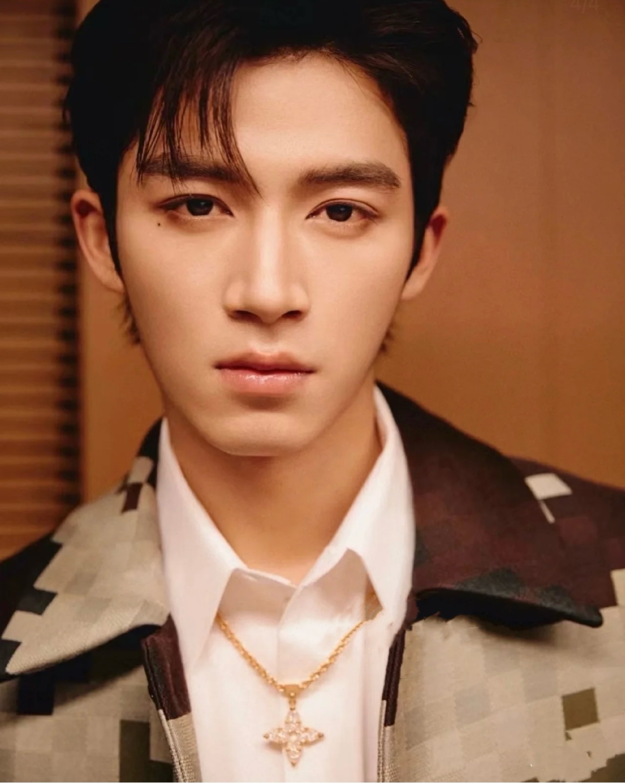 Louis Vuitton Gold Flower Pendant Necklace – Elegant Design