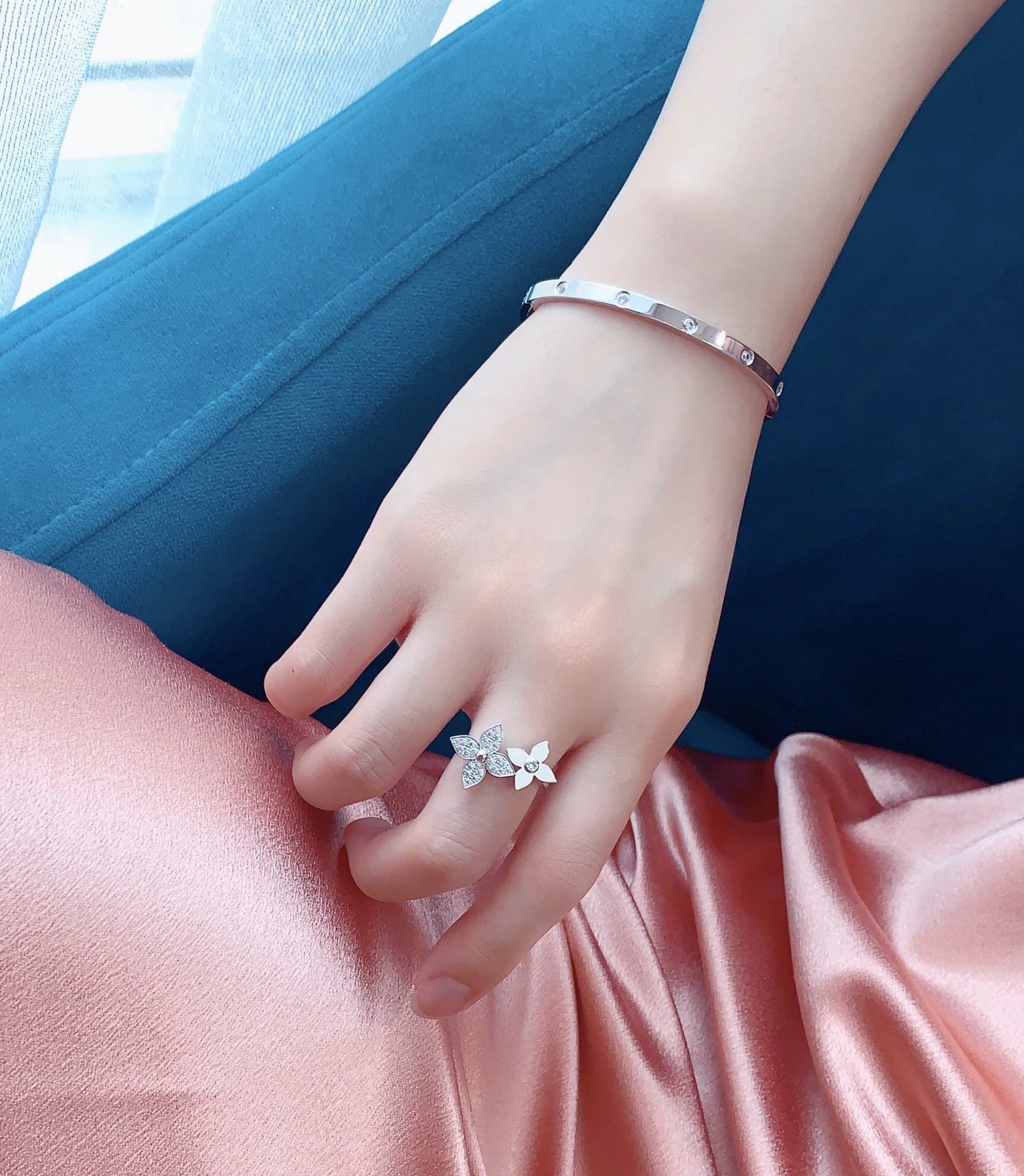 Premium Floral Bracelet – Elegant & Timeless Design