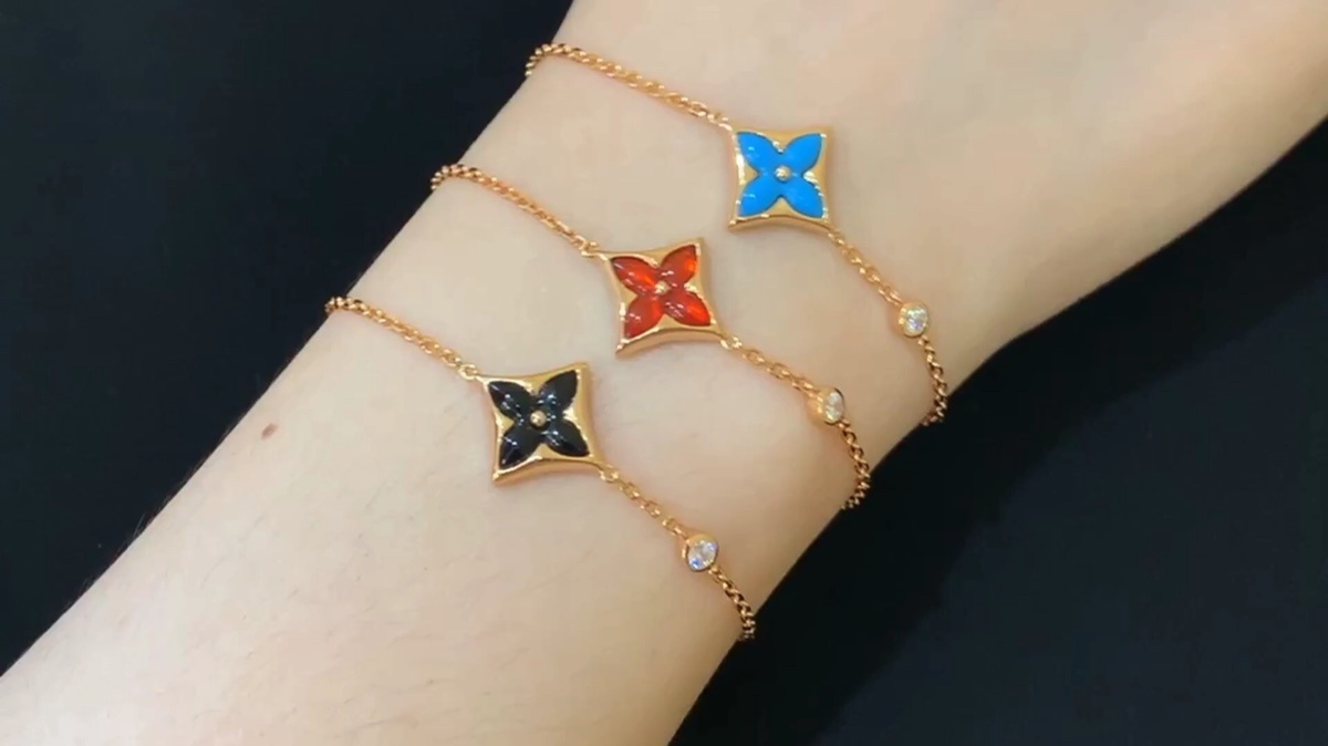 Premium Clover Bracelet – Elegant & Stylish Design