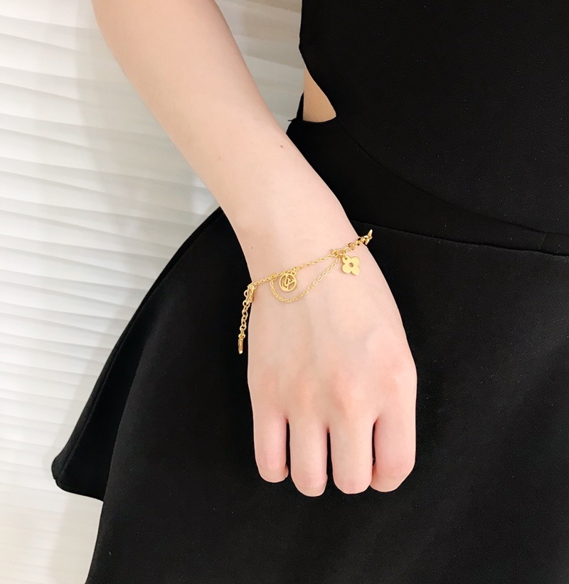 Premium Gold Charm Bracelet – Exquisite Design