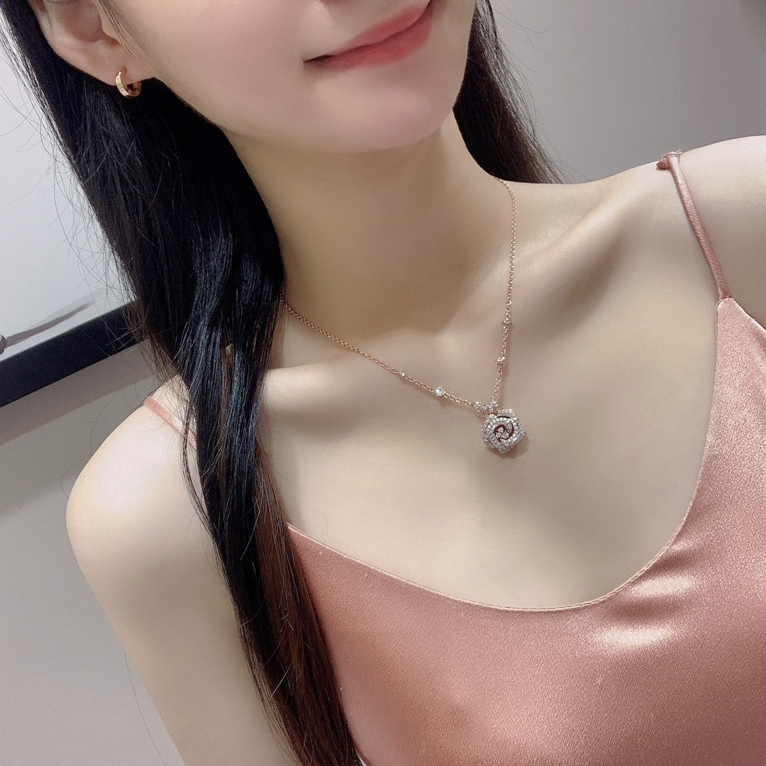 Cartier Rose Gold Diamond Pendant Necklace – Floral Elegance