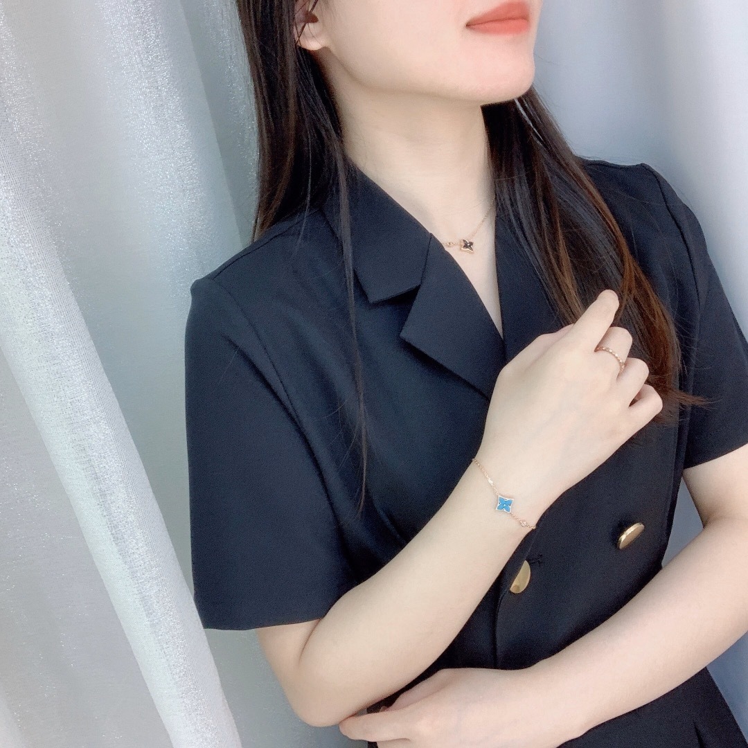 Luxury Clover Bracelet – Premium Quality | Elegant Design