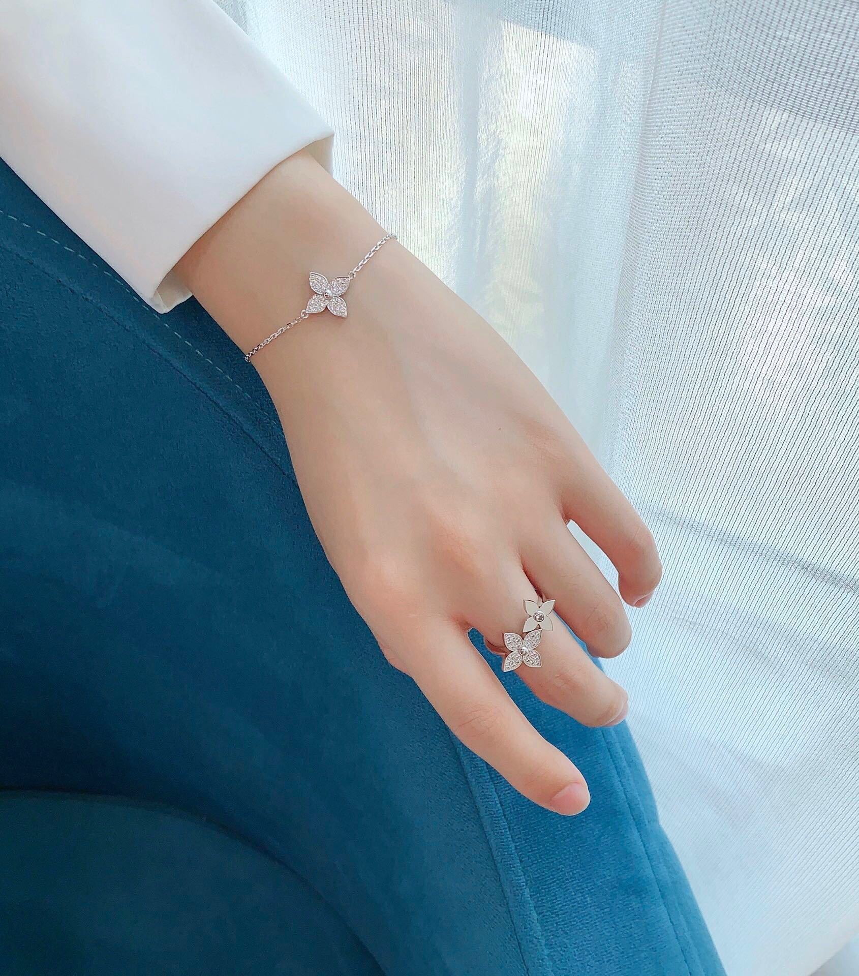 Premium Flower Bracelet – Elegant & Sparkling