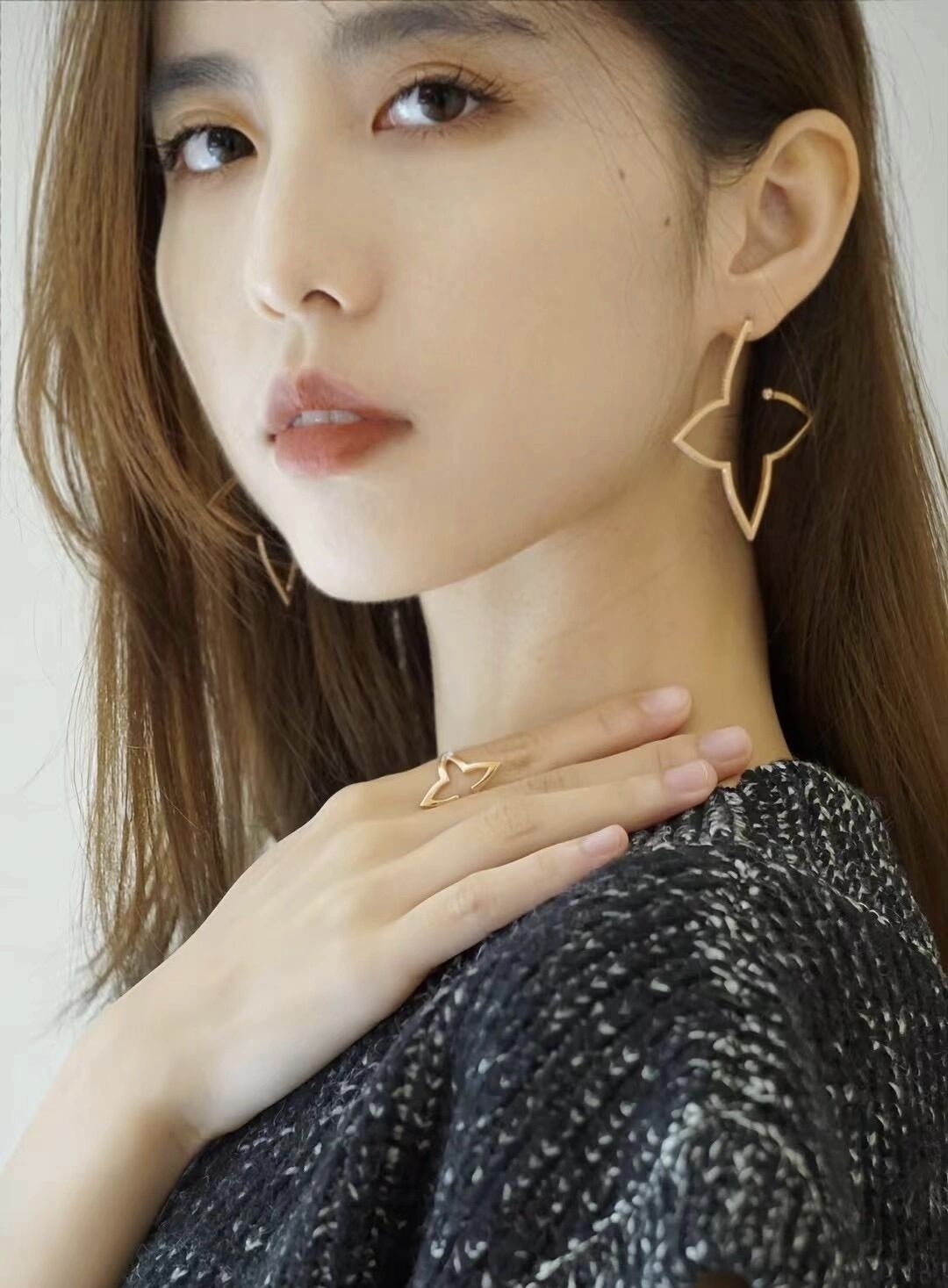 Louis Vuitton Gold Flower Earrings – Designer Statement Jewelry 2