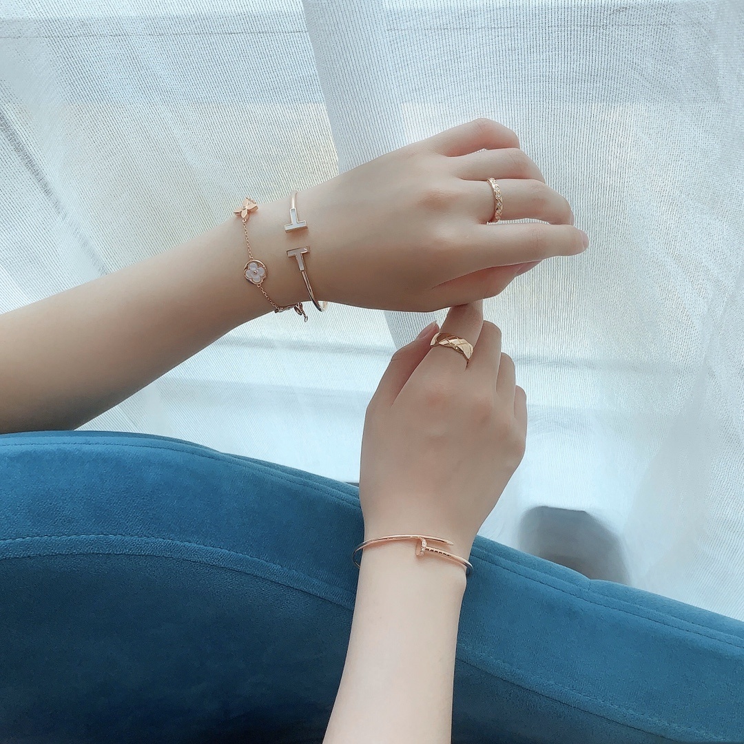 Premium Rose Gold Flower Bracelet – Elegant & Timeless