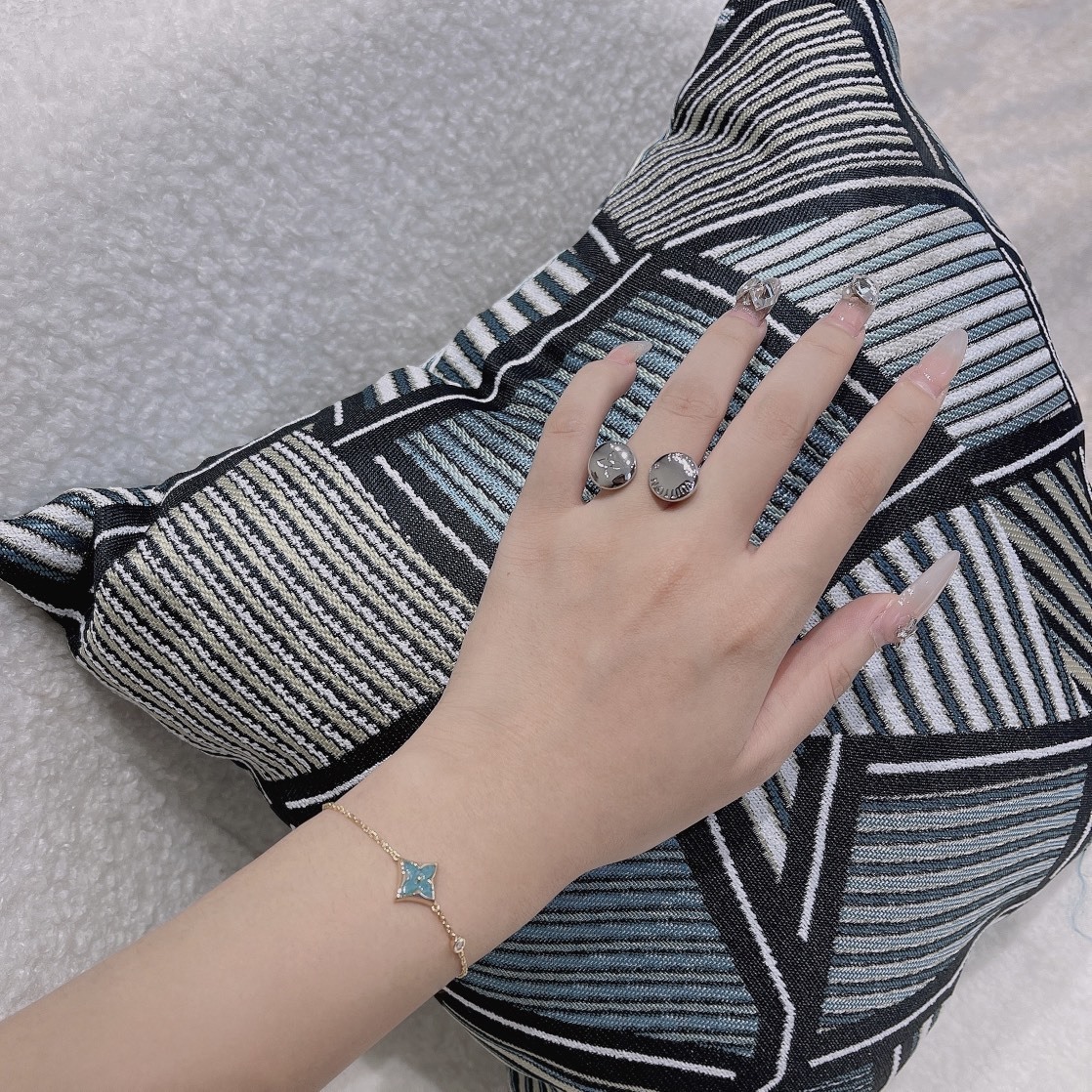 LV Premium Clover Bracelet – Timeless Elegance