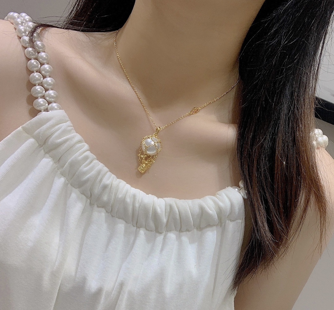 Louis Vuitton Gold Pearl Pendant elegant – Louis Vuitton Gold Pearl