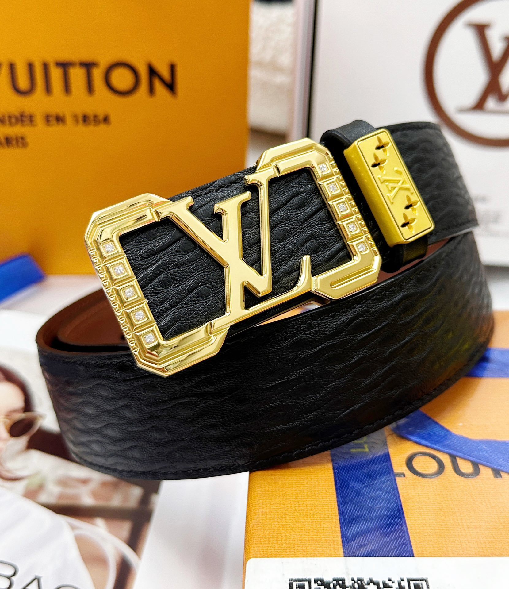 Luxury Louis Vuitton Reversible Leather Belt - LV Diamond-Cut Buckle