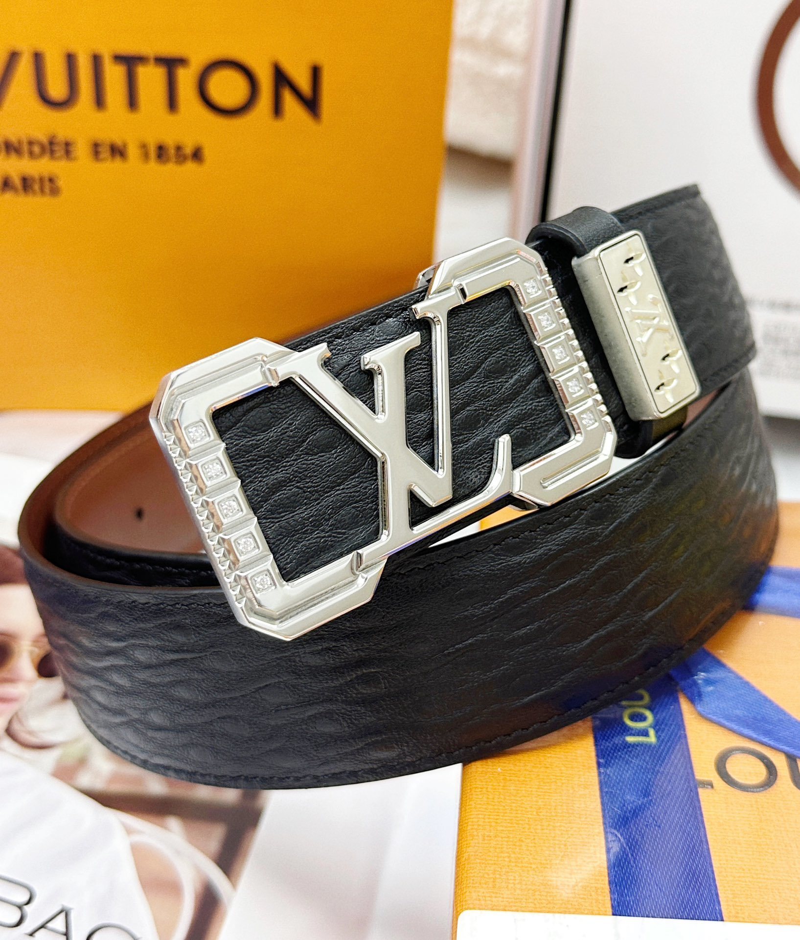 Luxury Louis Vuitton LV Initiales Croc-Embossed Leather Belt