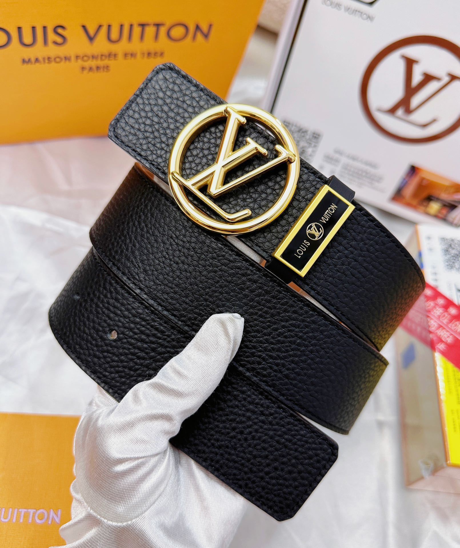 Louis Vuitton Black Grained Leather Belt - Gold Circular LV Buckle