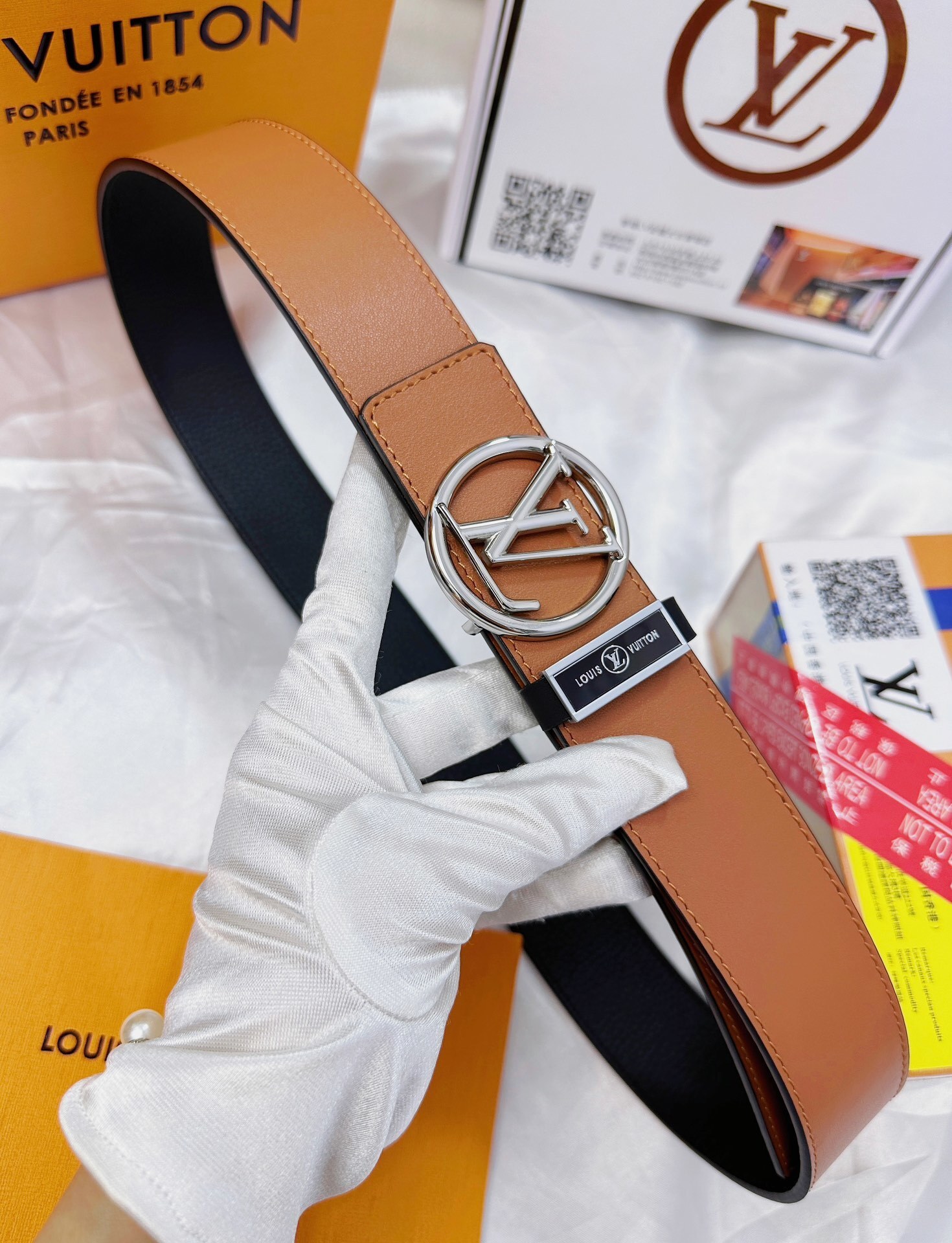 Luxury Louis Vuitton Circle Gold Buckle Reversible Leather Belt