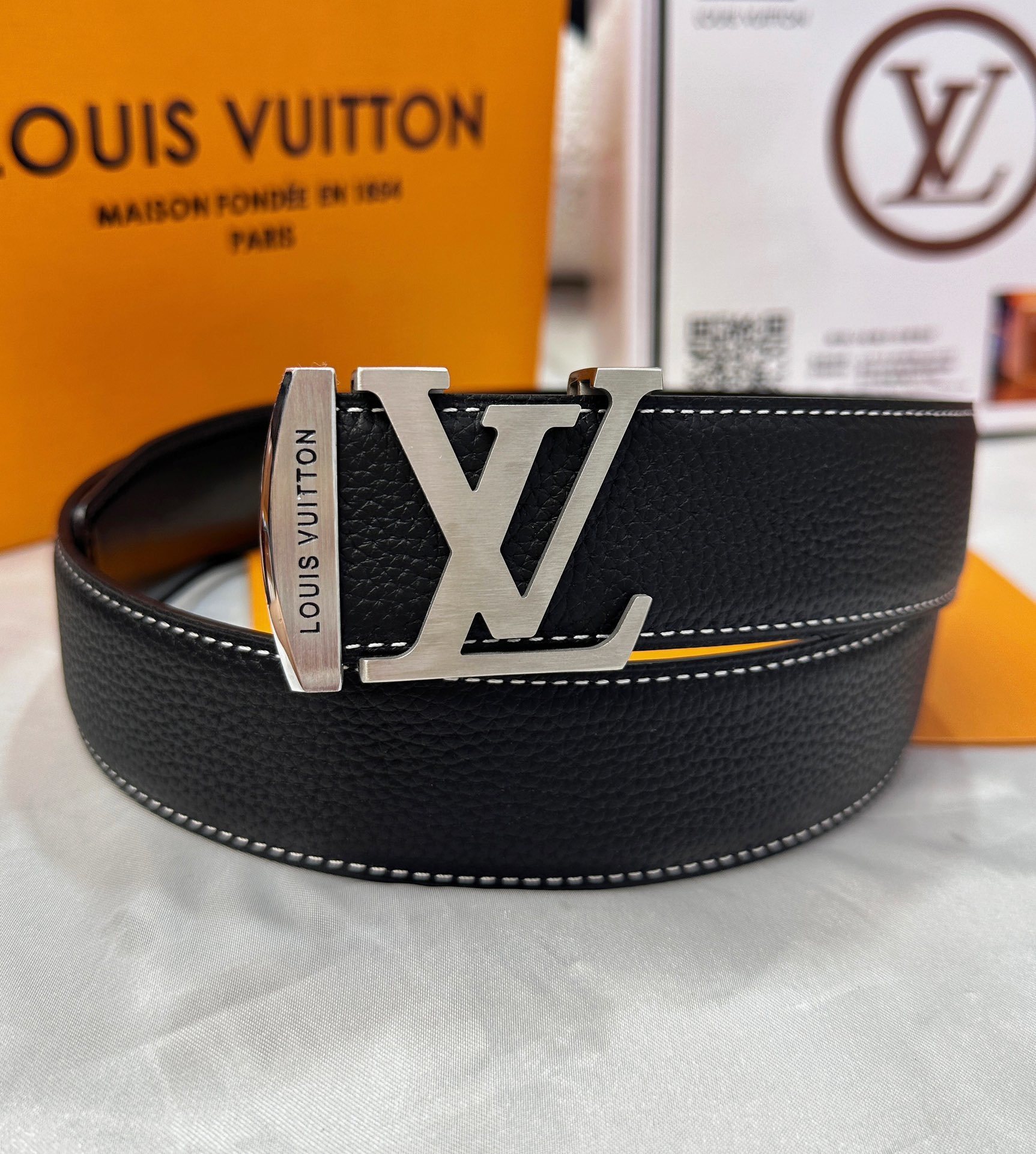 Luxury Louis Vuitton LV Initial Leather Belt for Men