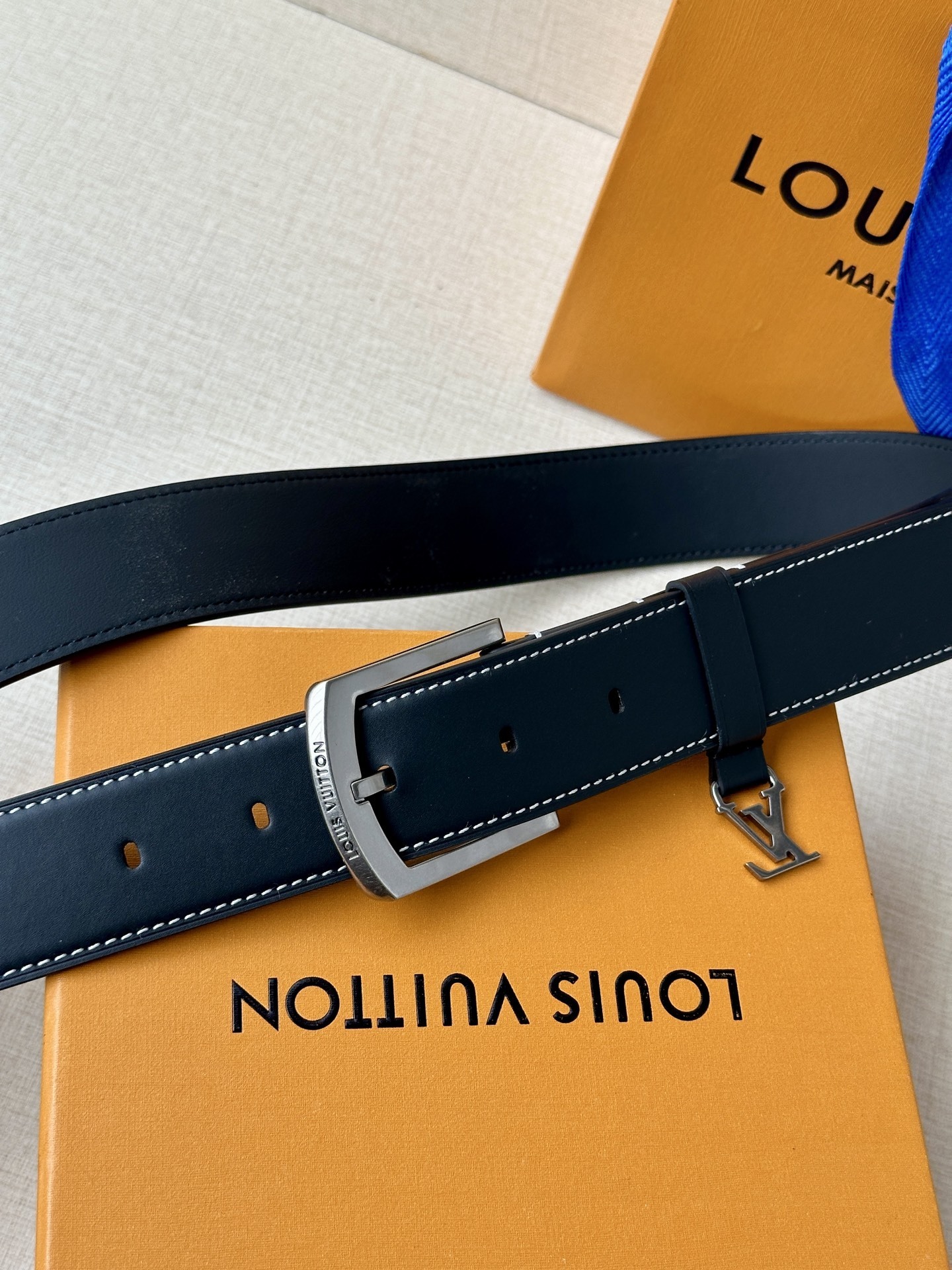 Louis Vuitton Men's Black Leather Belt with Contrast Stitching