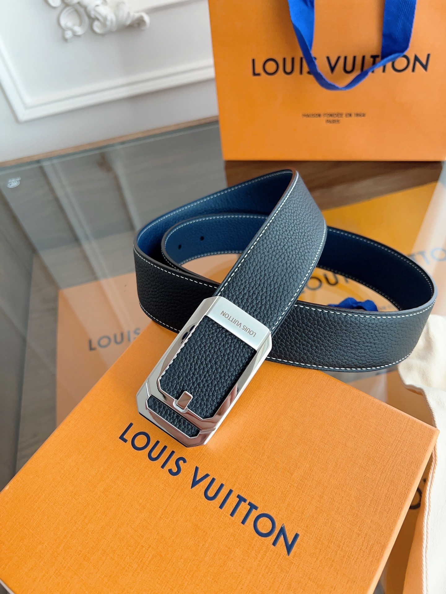 Louis Vuitton Men's Black Grained Leather Belt Silver Buckle