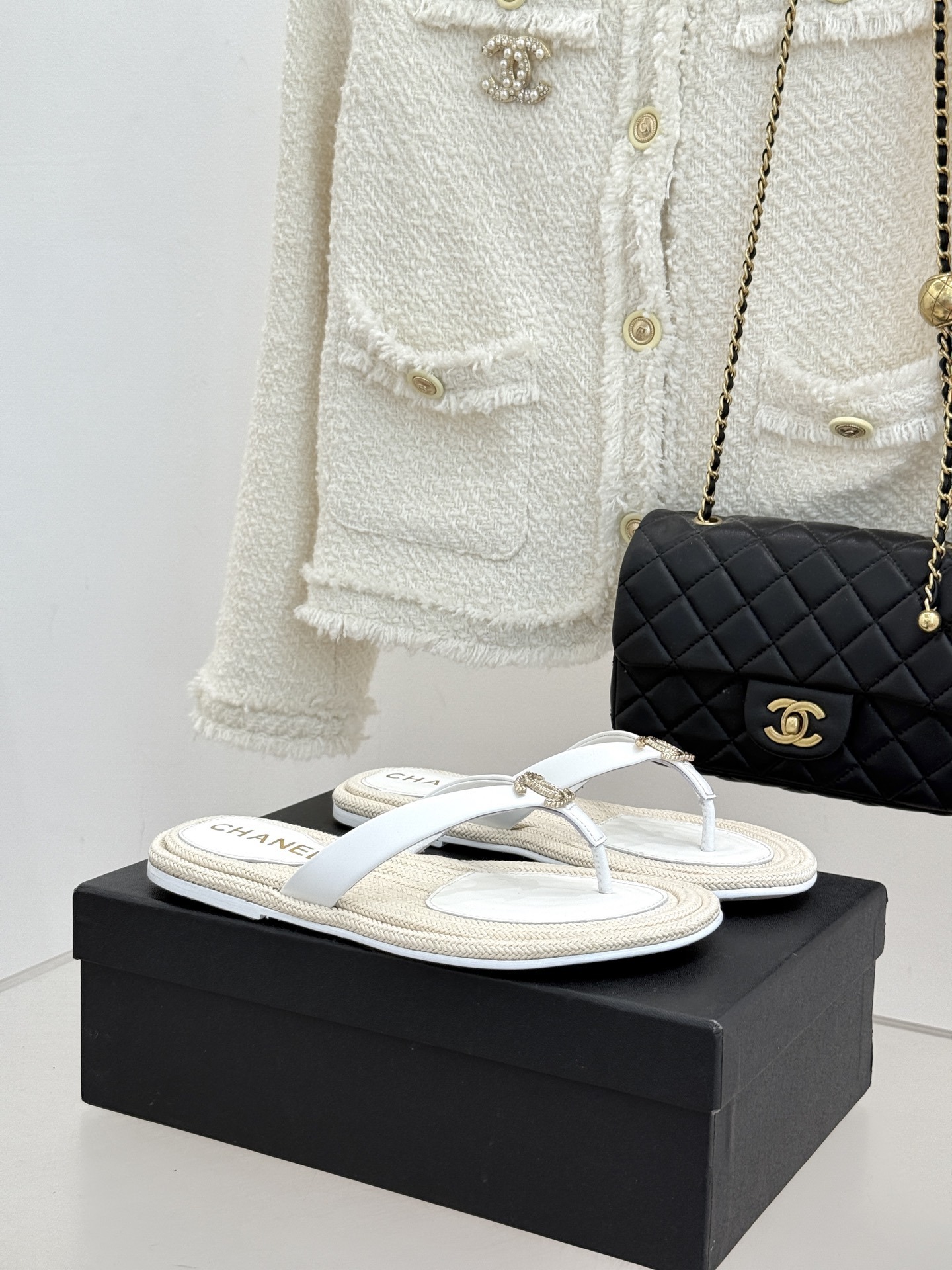 cc Chanel White Leather Thong Sandals - Chanel White Leather Thong