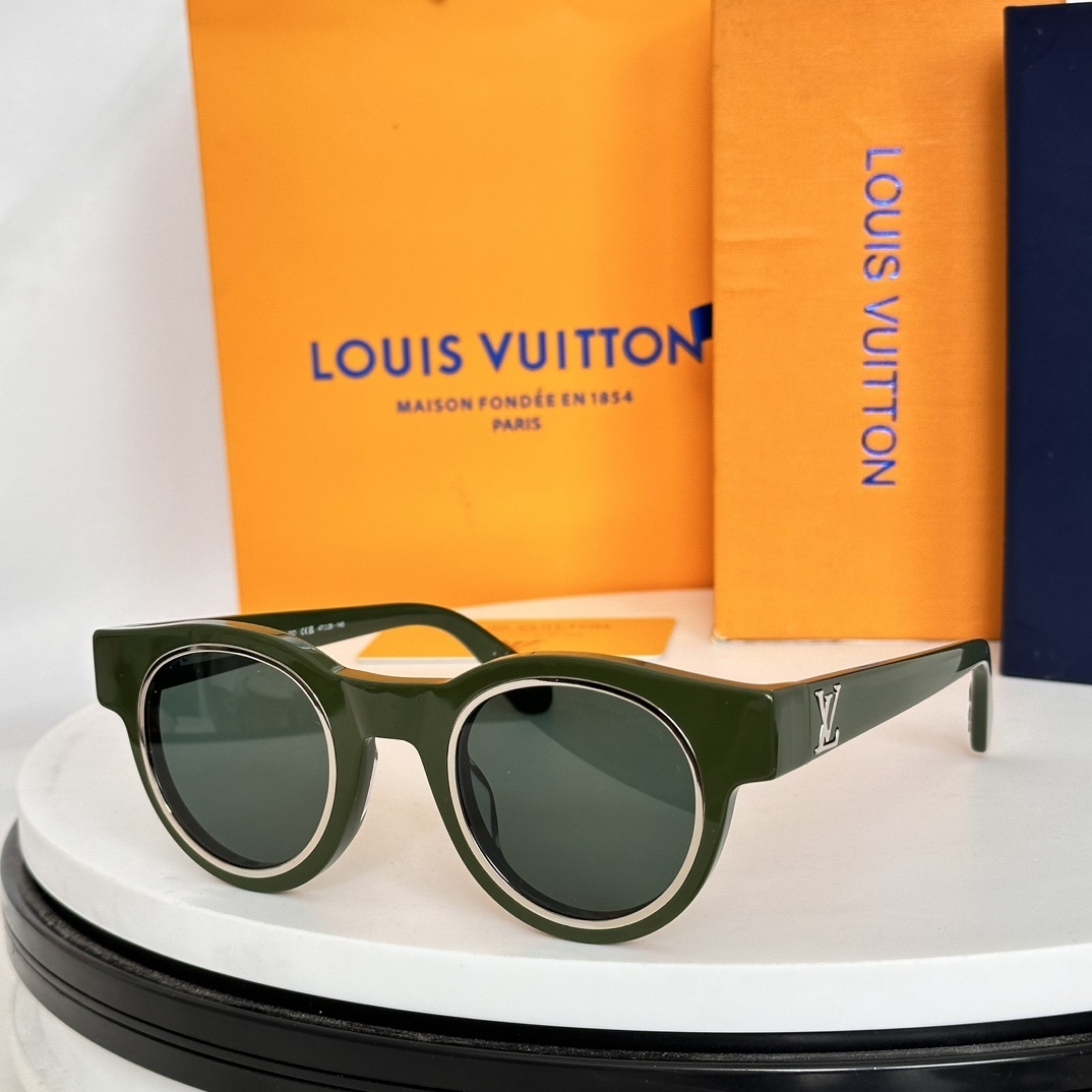 Louis Vuitton Round Sunglasses – Black Frame with Gold Detail